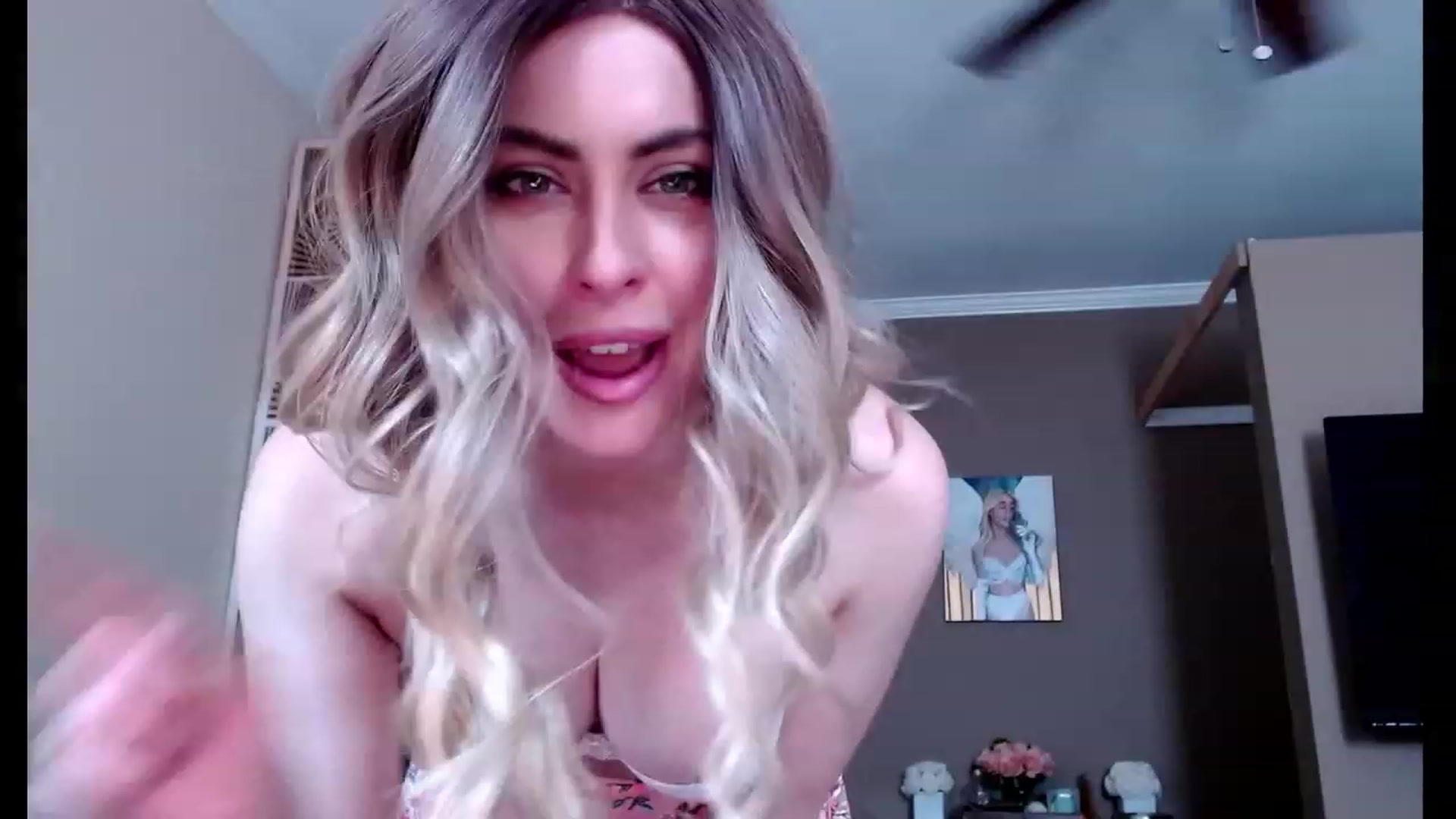 Gallery image thumbnail from VIX_SPY's myfreecams stream on, 06/20/2023, 18:16 image 9 of 20