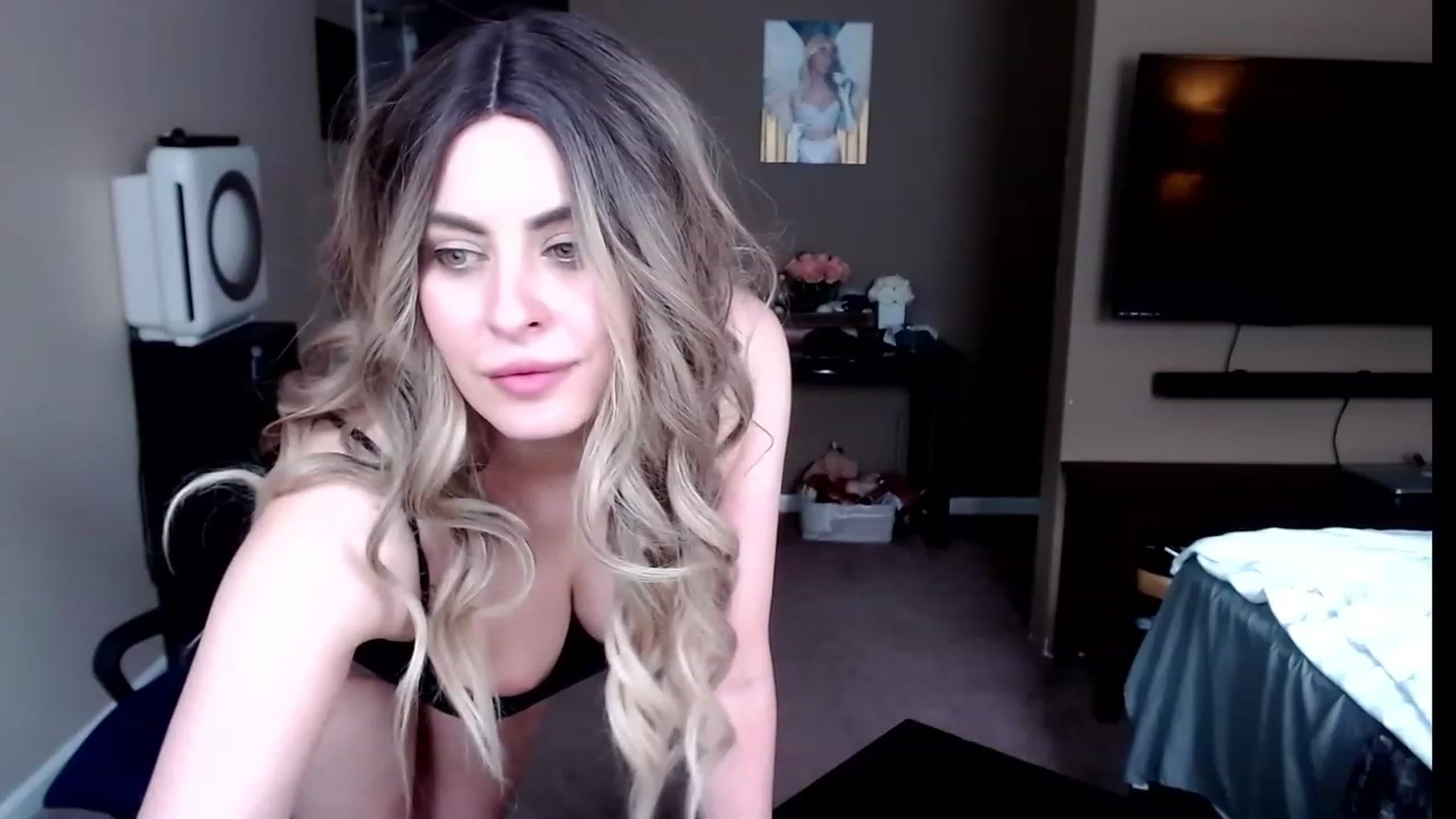 Gallery image thumbnail from VIX_SPY's myfreecams stream on, 09/20/2023, 21:14 image 18 of 20