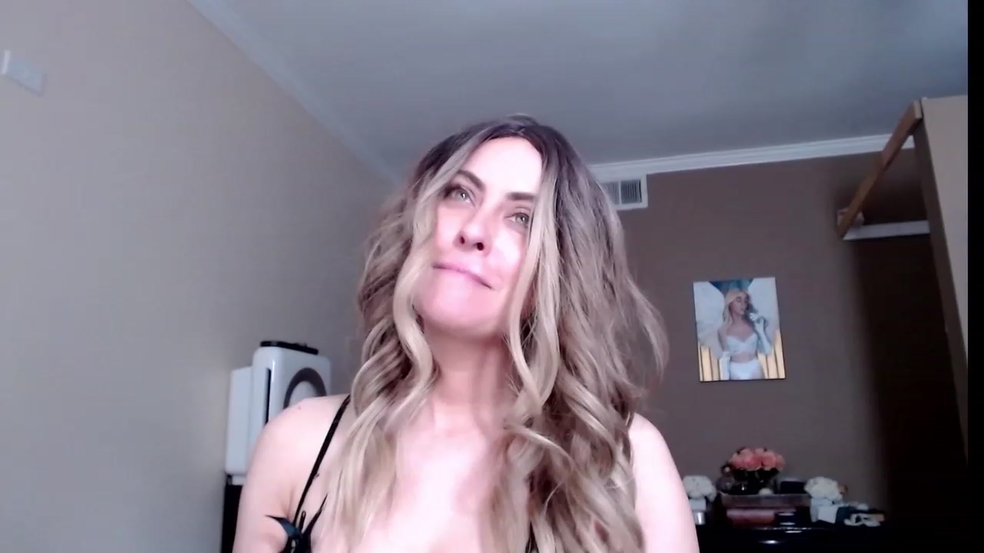 Gallery image thumbnail from VIX_SPY's myfreecams stream on, 09/28/2023, 19:03 image 7 of 20