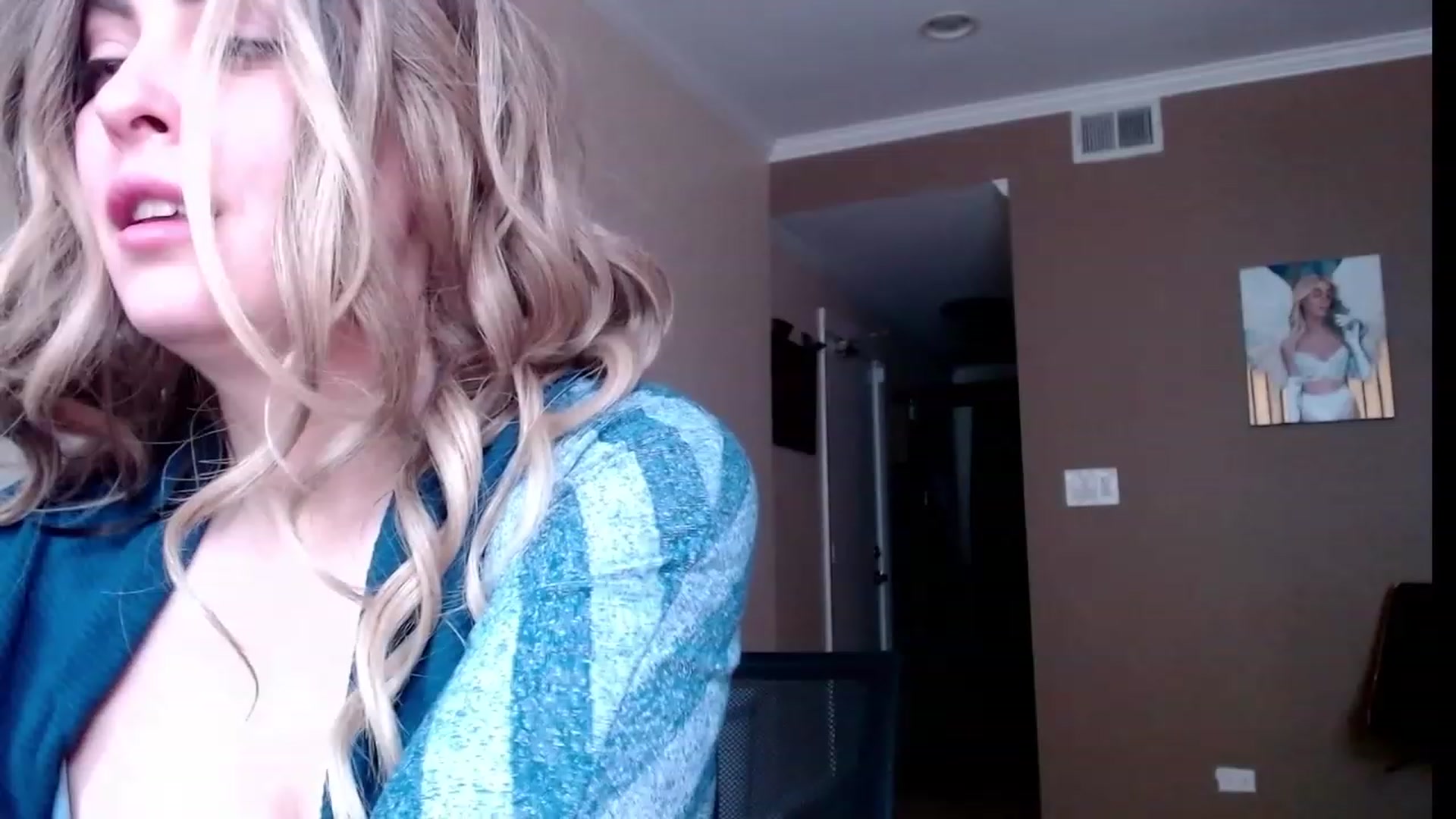 Gallery image thumbnail from VIX_SPY's myfreecams stream on, 10/16/2023, 20:34 image 6 of 20