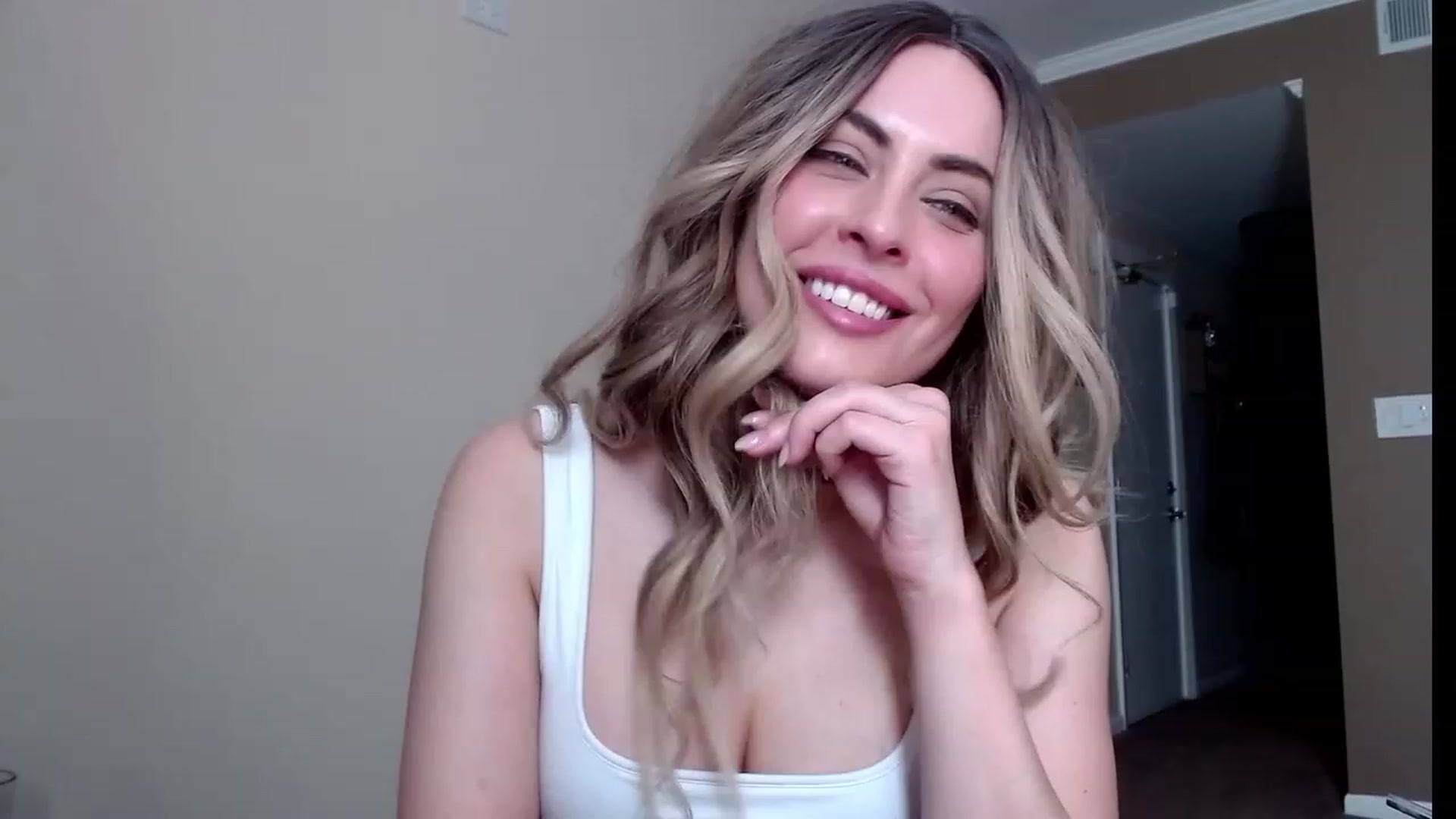 Gallery image thumbnail from VIX_SPY's myfreecams stream on, 10/24/2023, 19:07 image 4 of 20