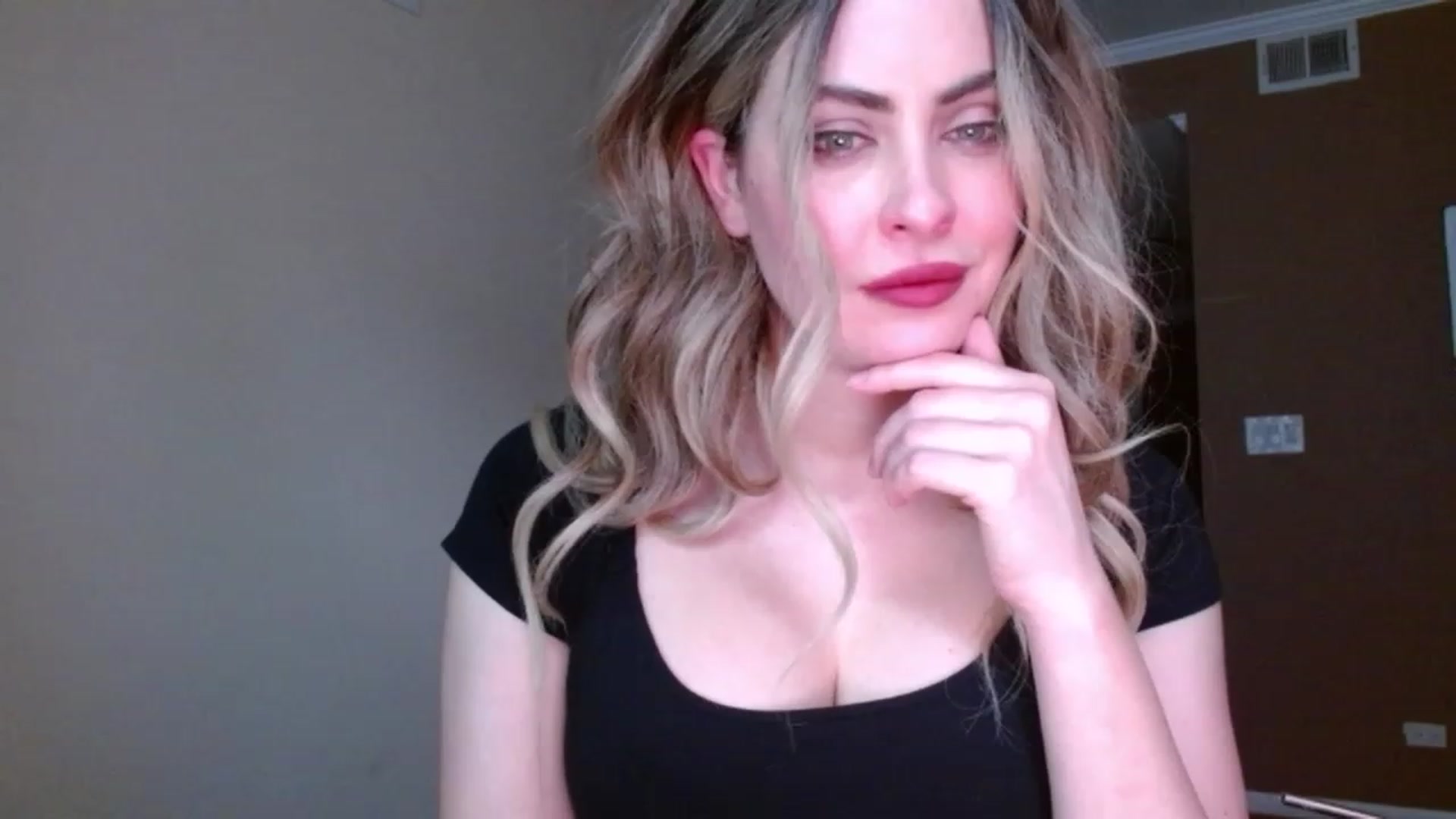 Gallery image thumbnail from VIX_SPY's myfreecams stream on, 11/27/2023, 22:08 image 12 of 20