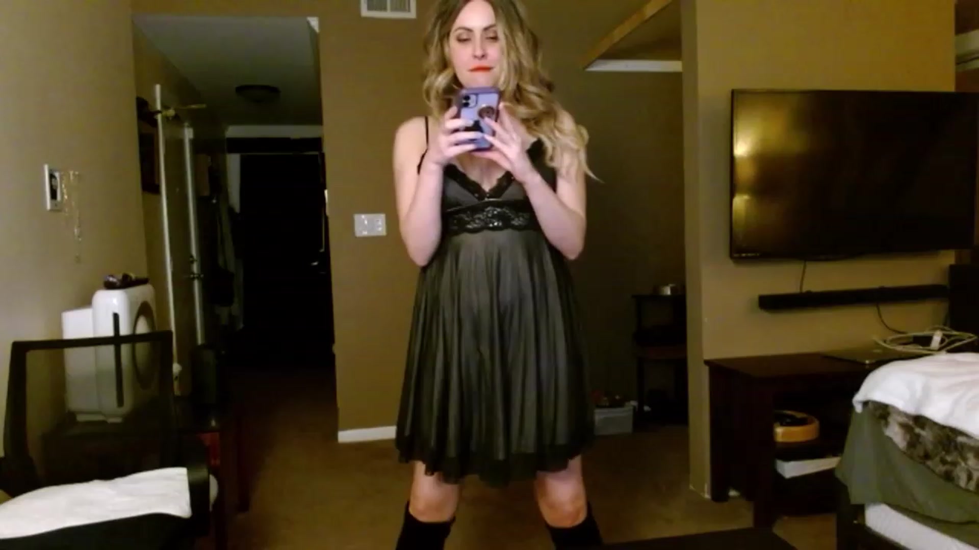 Gallery image thumbnail from VIX_SPY's myfreecams stream on, 12/13/2023, 04:30 image 6 of 20