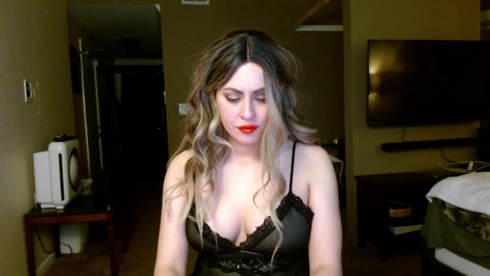 Gallery image thumbnail from VIX_SPY's myfreecams stream on, 12/13/2023, 04:30 image 1 of 20