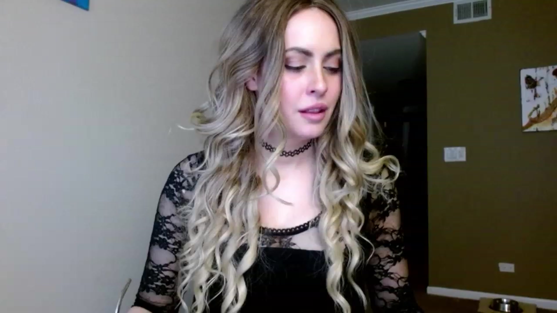 Gallery image thumbnail from VIX_SPY's myfreecams stream on, 12/29/2023, 21:15 image 15 of 20