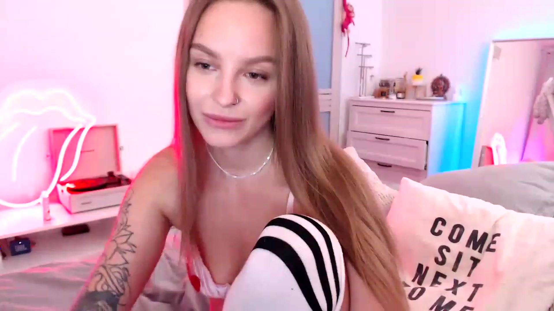 Gallery image thumbnail from V_e_e's myfreecams stream on, 02/12/2023, 22:04 image 10 of 20