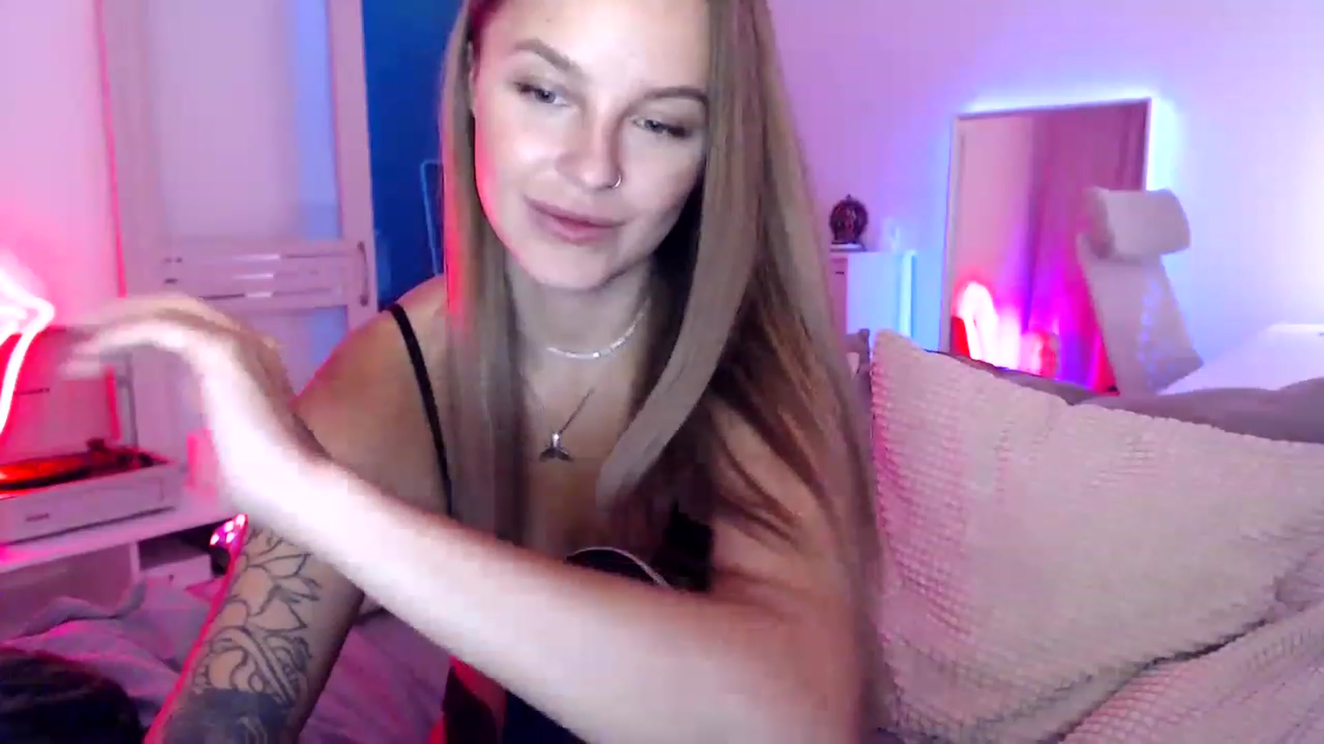 Gallery image thumbnail from V_e_e's myfreecams stream on, 03/29/2023, 21:24 image 6 of 20