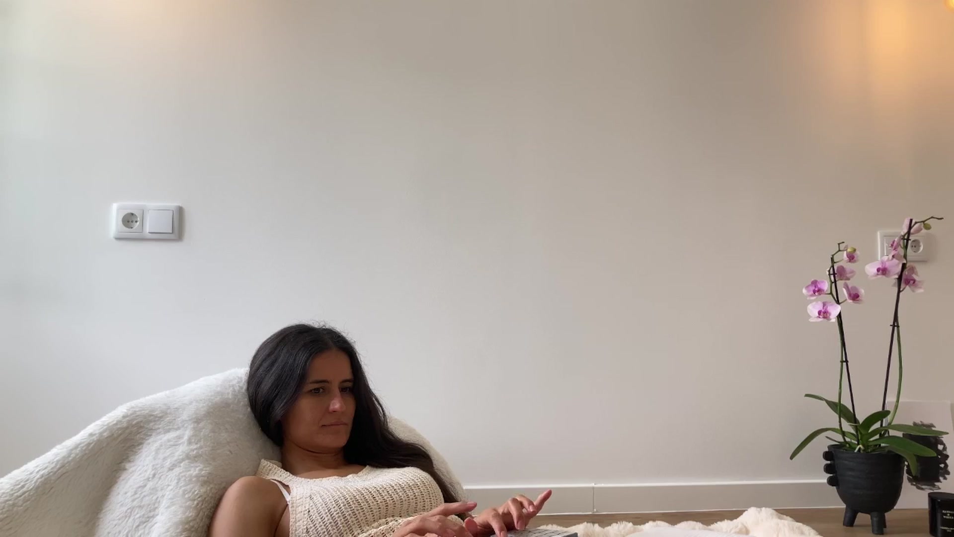 Gallery image thumbnail from V_e_r_o_'s myfreecams stream on, 08/17/2025, 13:52 image 11 of 20