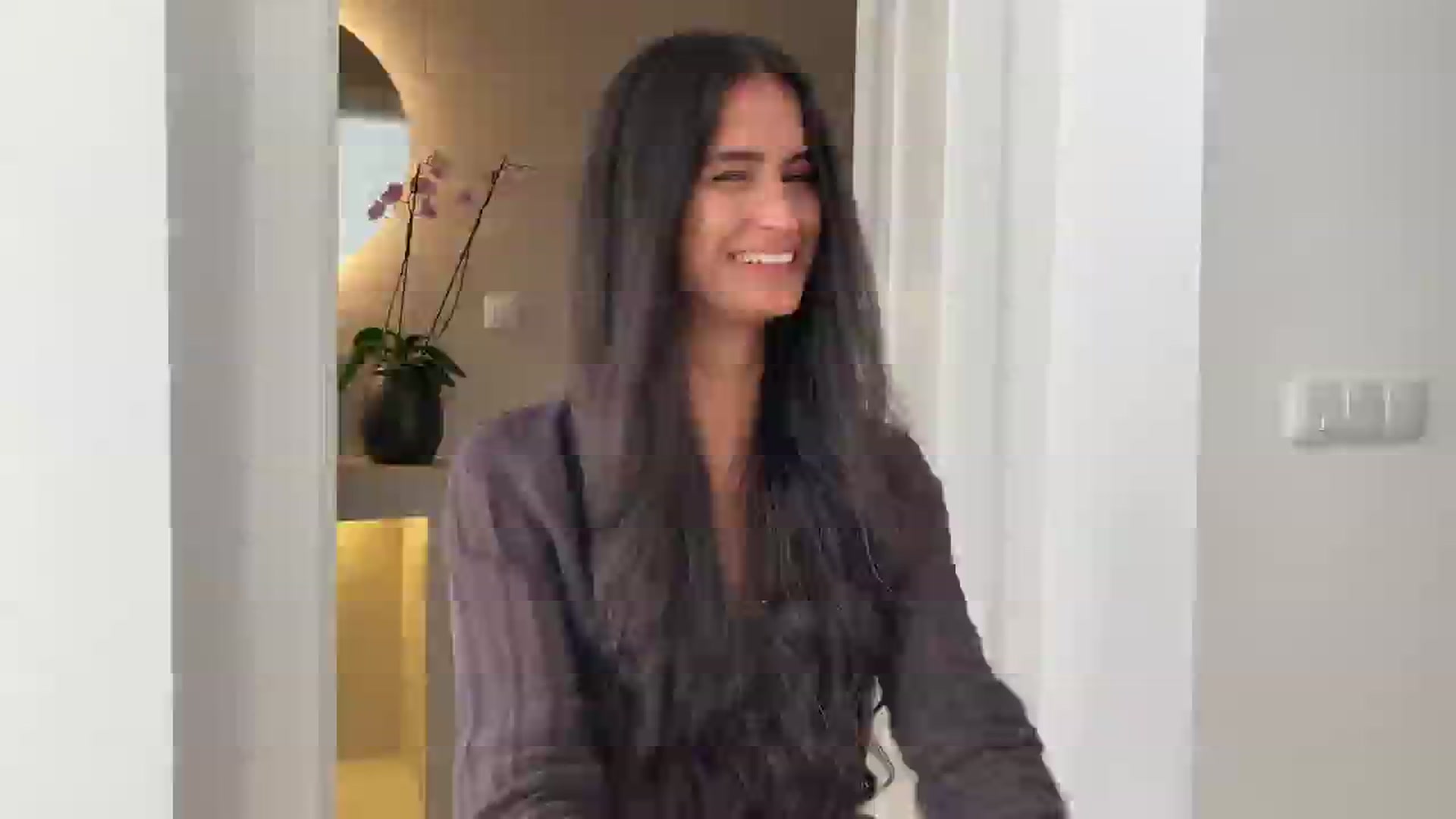 Gallery image thumbnail from V_e_r_o_'s myfreecams stream on, 09/05/2025, 16:38 image 13 of 20