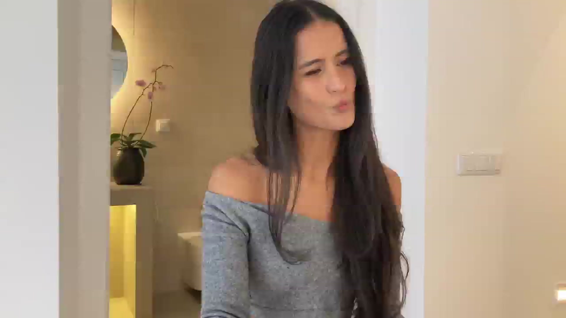 Gallery image thumbnail from V_e_r_o_'s myfreecams stream on, 09/27/2025, 08:23 image 14 of 20