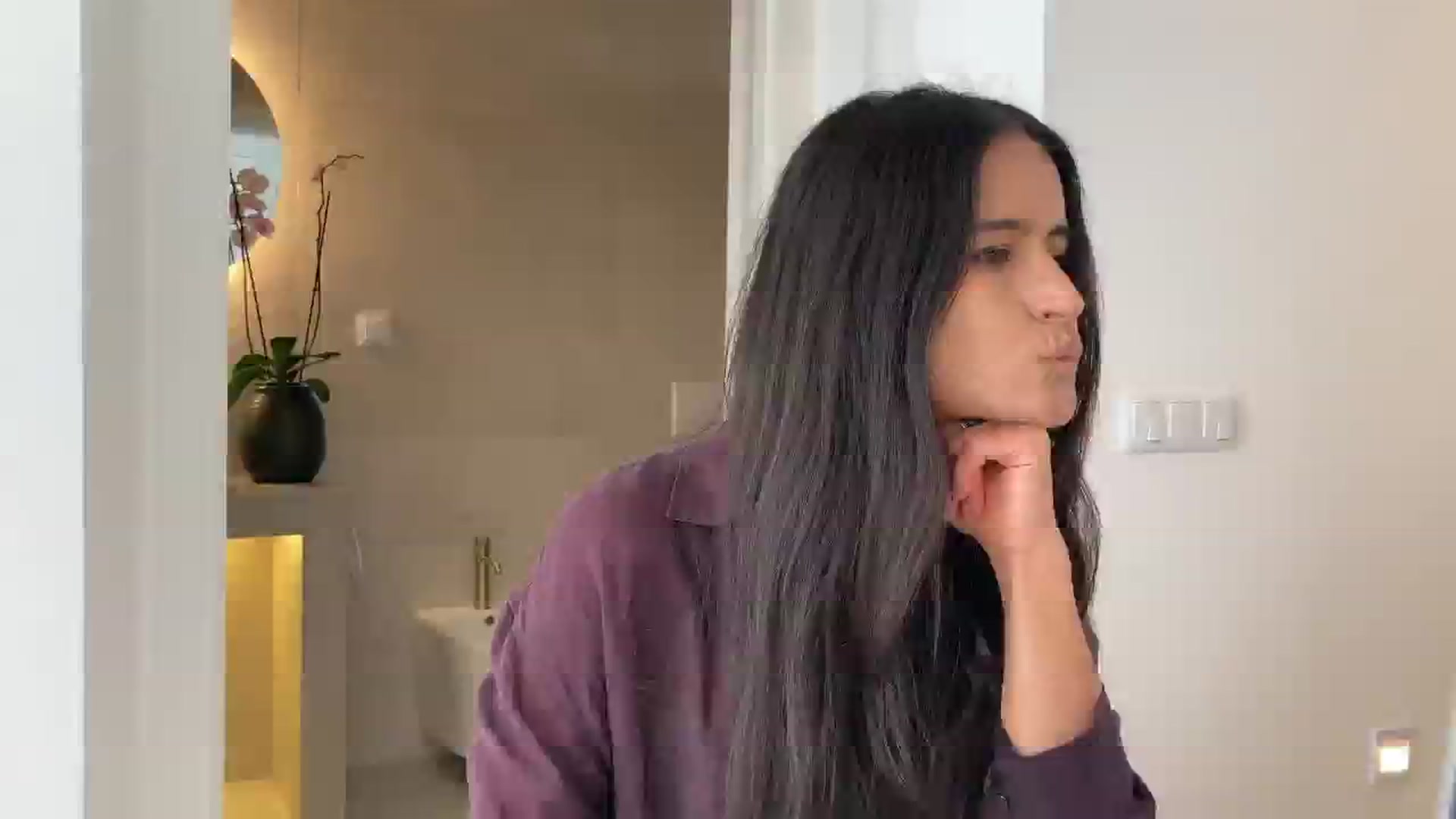 Gallery image thumbnail from V_e_r_o_'s myfreecams stream on, 10/04/2025, 13:53 image 13 of 20