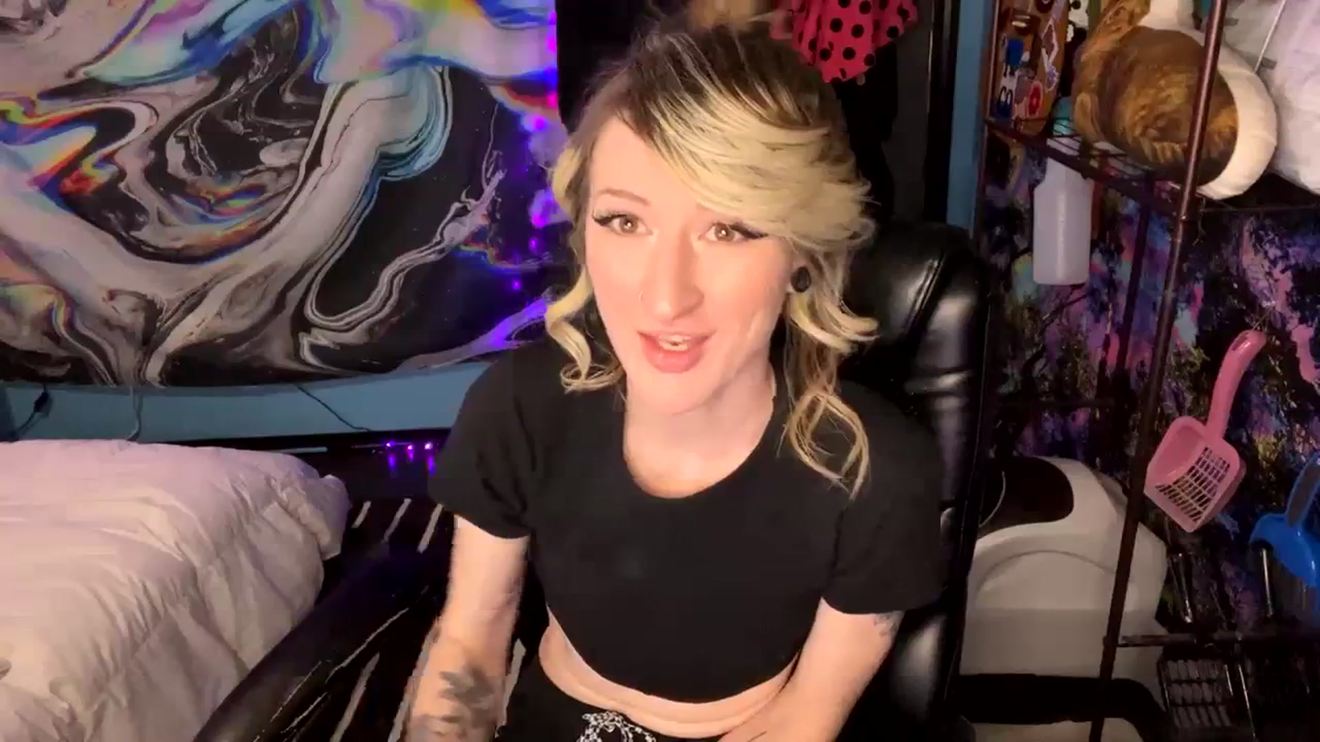 Gallery image thumbnail from V_isforviolet's myfreecams stream on, 01/31/2024, 10:30 image 15 of 20