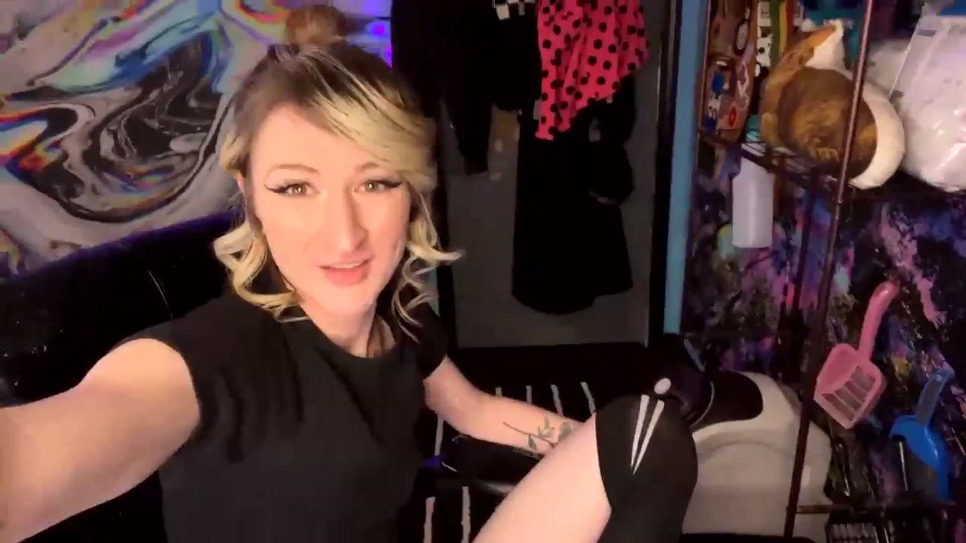 Gallery image thumbnail from V_isforviolet's myfreecams stream on, 01/31/2024, 10:30 image 17 of 20