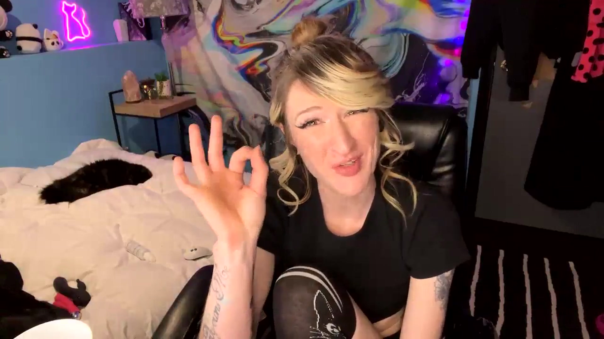 Gallery image thumbnail from V_isforviolet's myfreecams stream on, 01/31/2024, 10:30 image 19 of 20