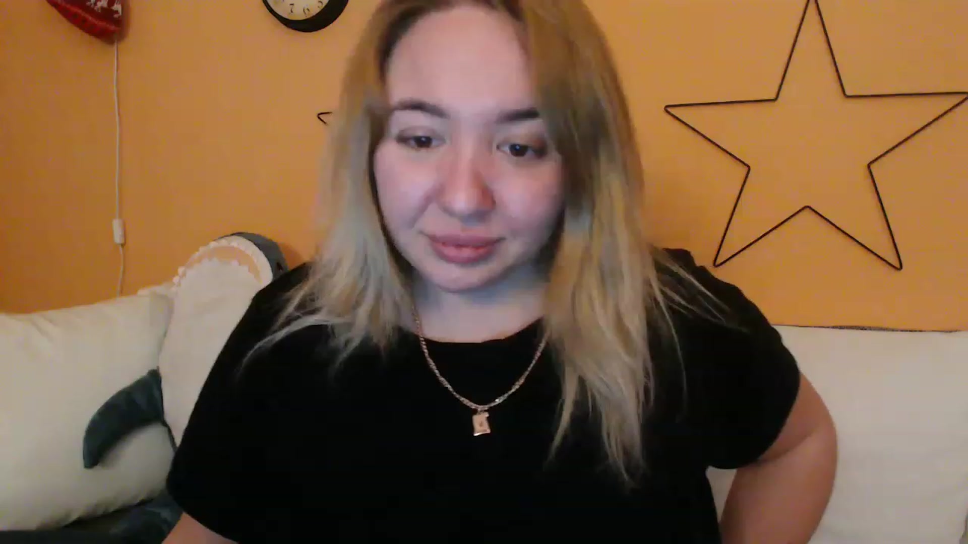 Gallery image thumbnail from ValeriCutiexx's myfreecams stream on, 01/26/2023, 15:33 image 12 of 20