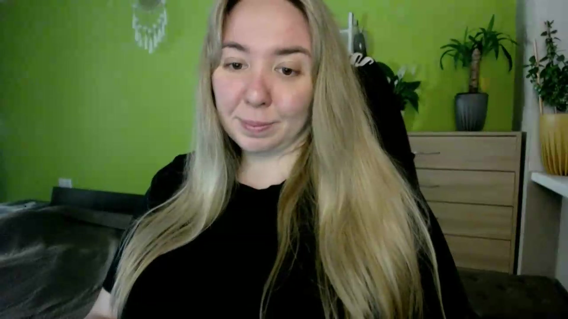 Gallery image thumbnail from ValeriCutiexx's myfreecams stream on, 05/20/2026, 12:44 image 2 of 20