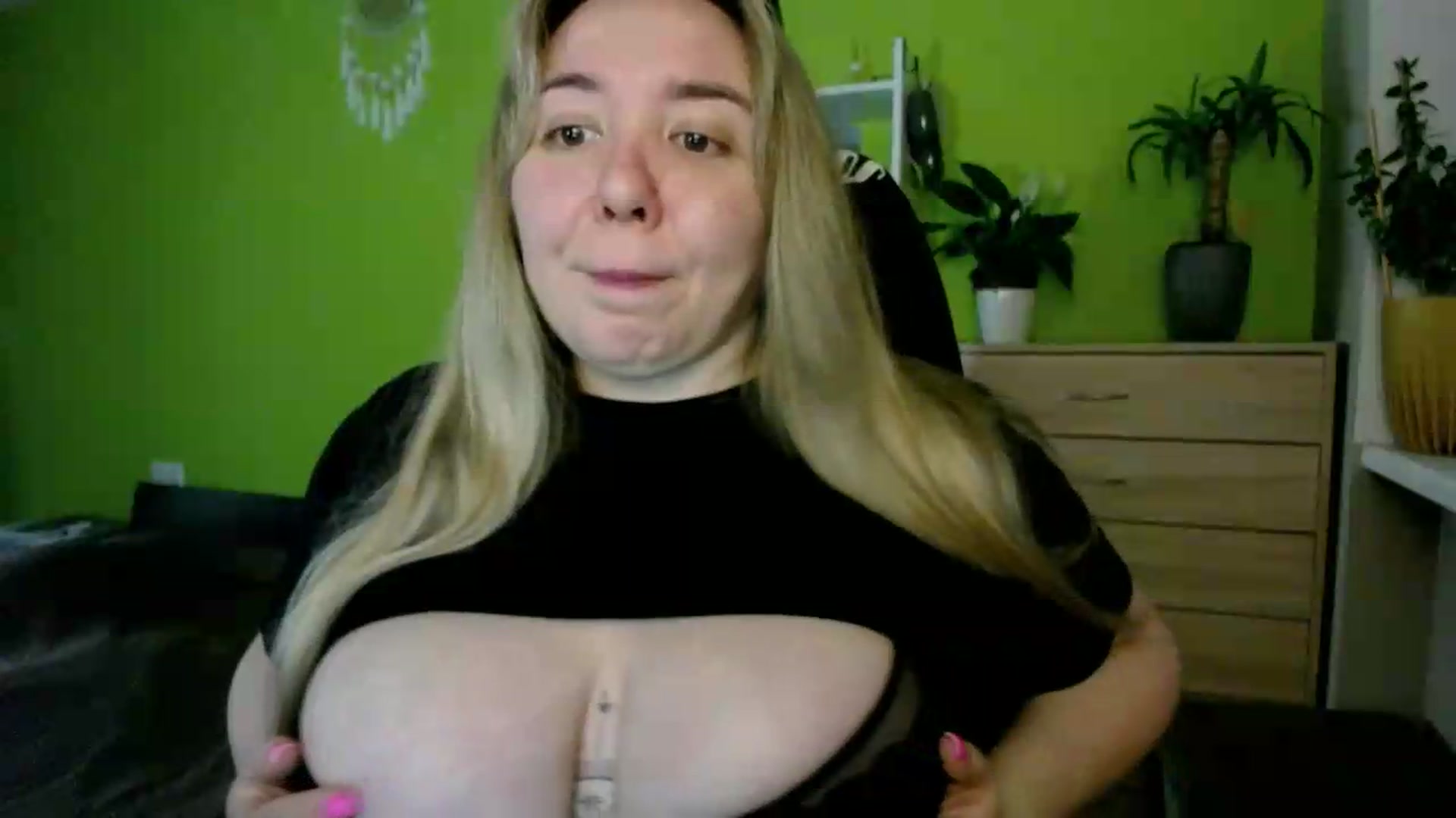 Gallery image thumbnail from ValeriCutiexx's myfreecams stream on, 05/20/2026, 12:44 image 16 of 20