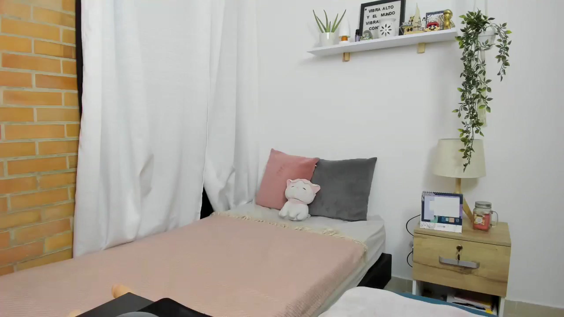 Gallery image thumbnail from ValeriaRussel's myfreecams stream on, 06/16/2025, 14:18 image 8 of 20