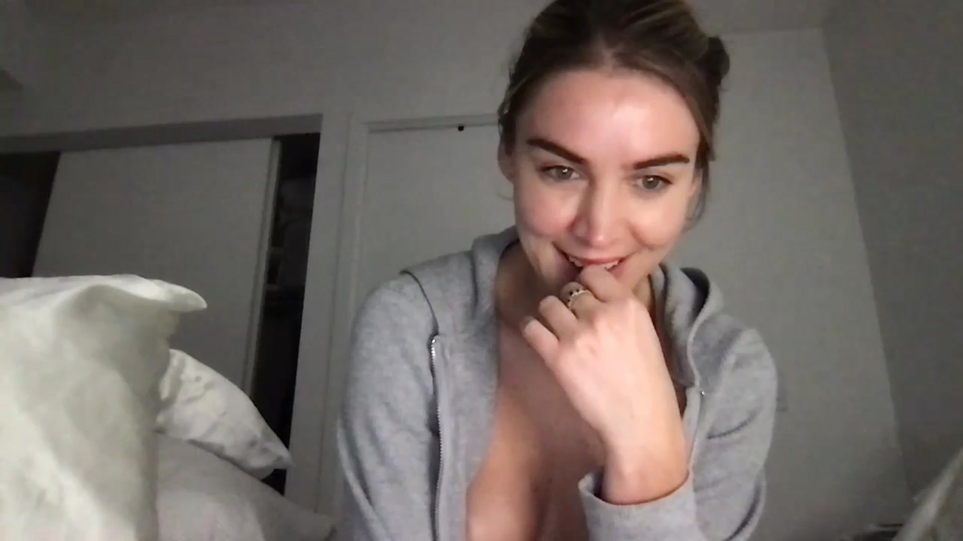Gallery image thumbnail from Valerie_x0's myfreecams stream on, 01/23/2024, 04:35 image 16 of 20