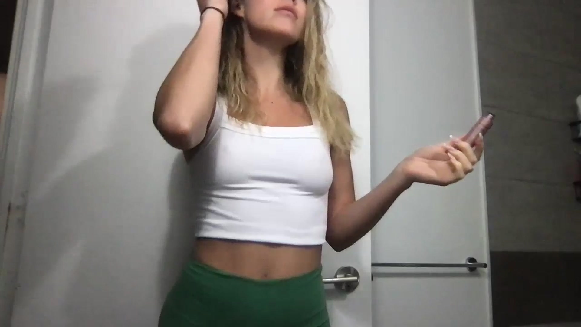 Gallery image thumbnail from Valerie_x0's myfreecams stream on, 03/06/2024, 19:42 image 5 of 20