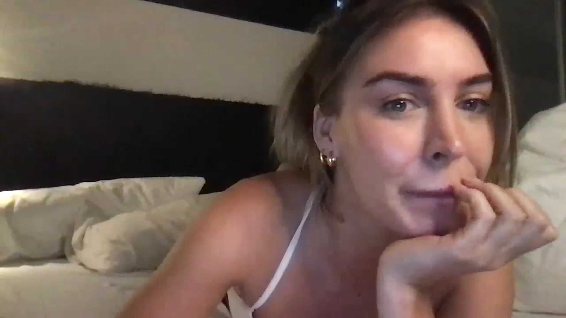 Gallery image thumbnail from Valerie_x0's myfreecams stream on, 09/20/2024, 17:56 image 17 of 20