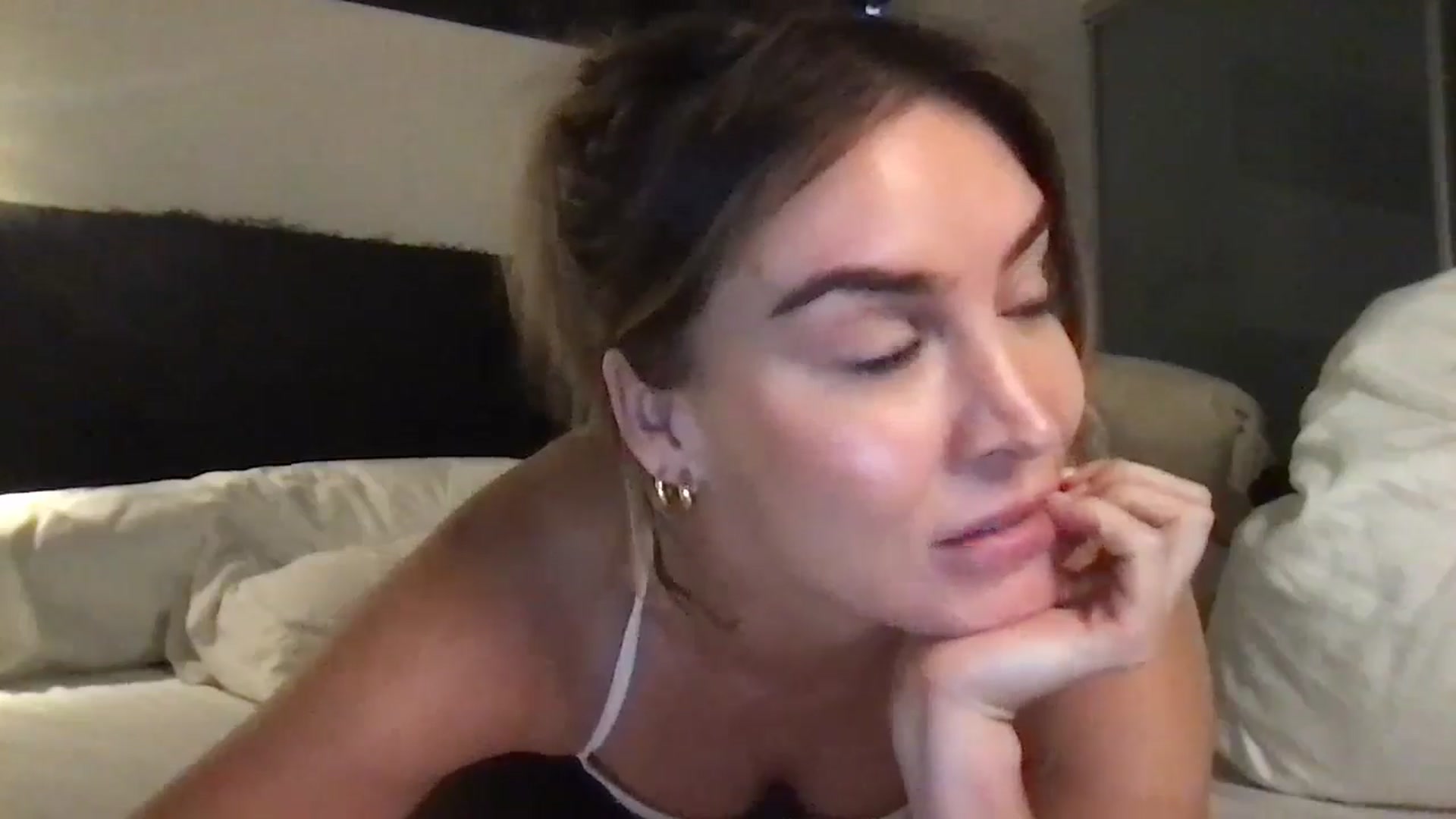 Gallery image thumbnail from Valerie_x0's myfreecams stream on, 09/20/2024, 17:56 image 16 of 20