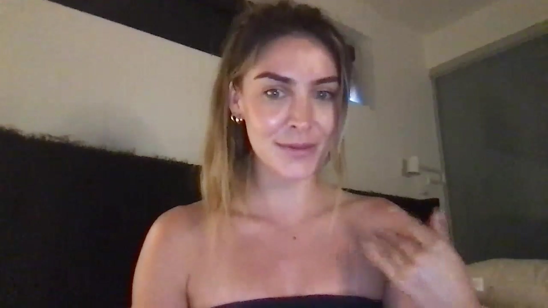 Gallery image thumbnail from Valerie_x0's myfreecams stream on, 09/20/2024, 22:09 image 12 of 20