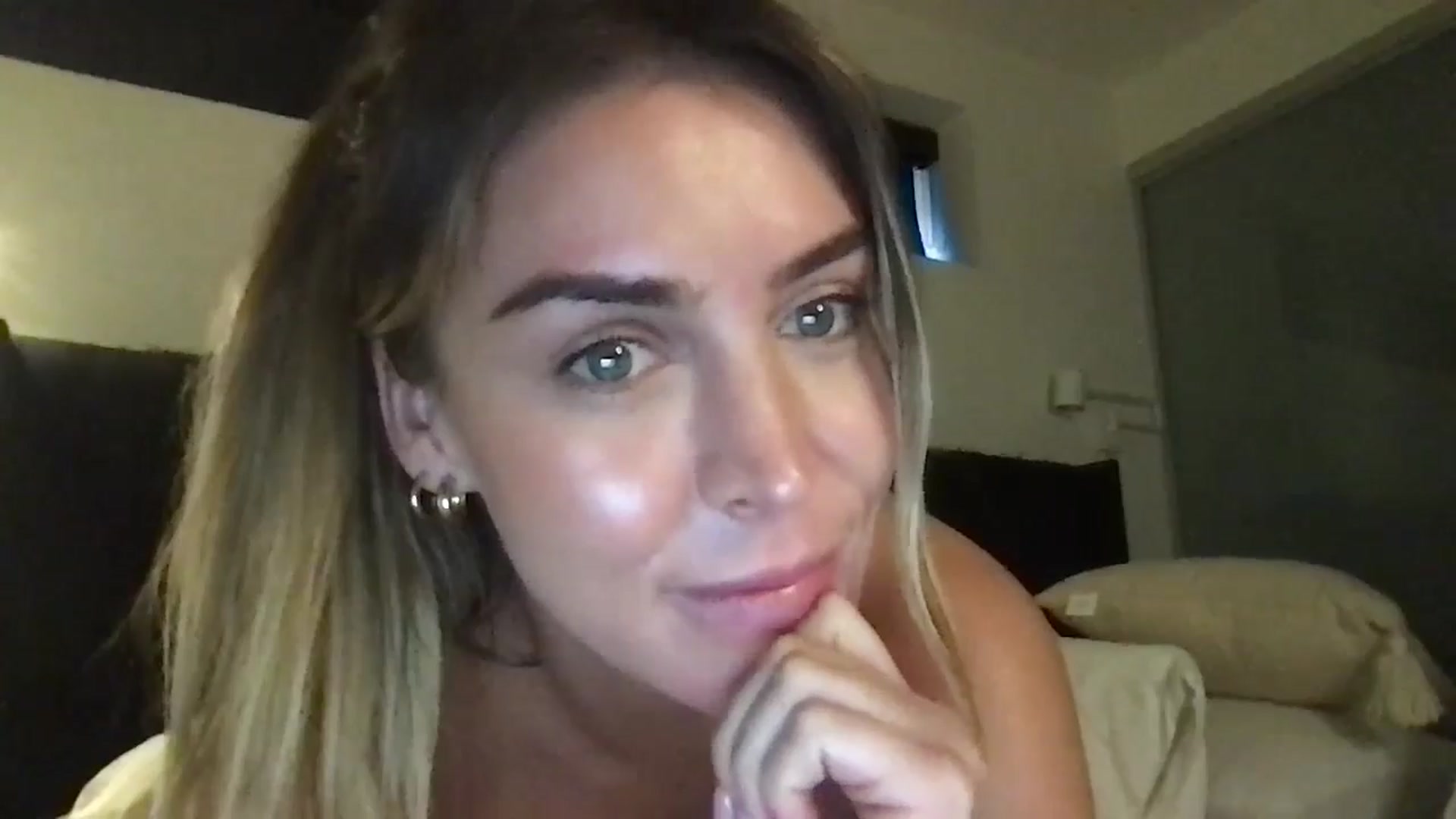 Gallery image thumbnail from Valerie_x0's myfreecams stream on, 09/20/2024, 22:09 image 18 of 20