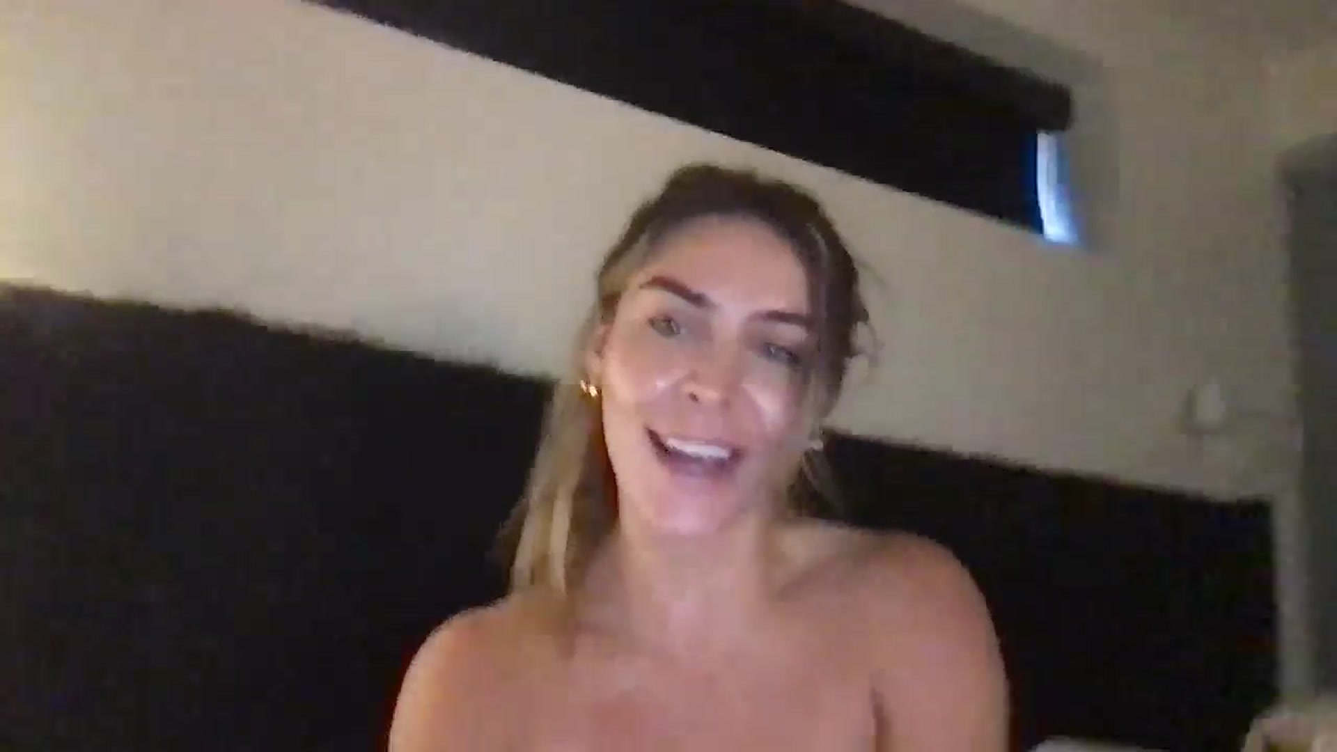 Gallery image thumbnail from Valerie_x0's myfreecams stream on, 09/20/2024, 22:09 image 17 of 20