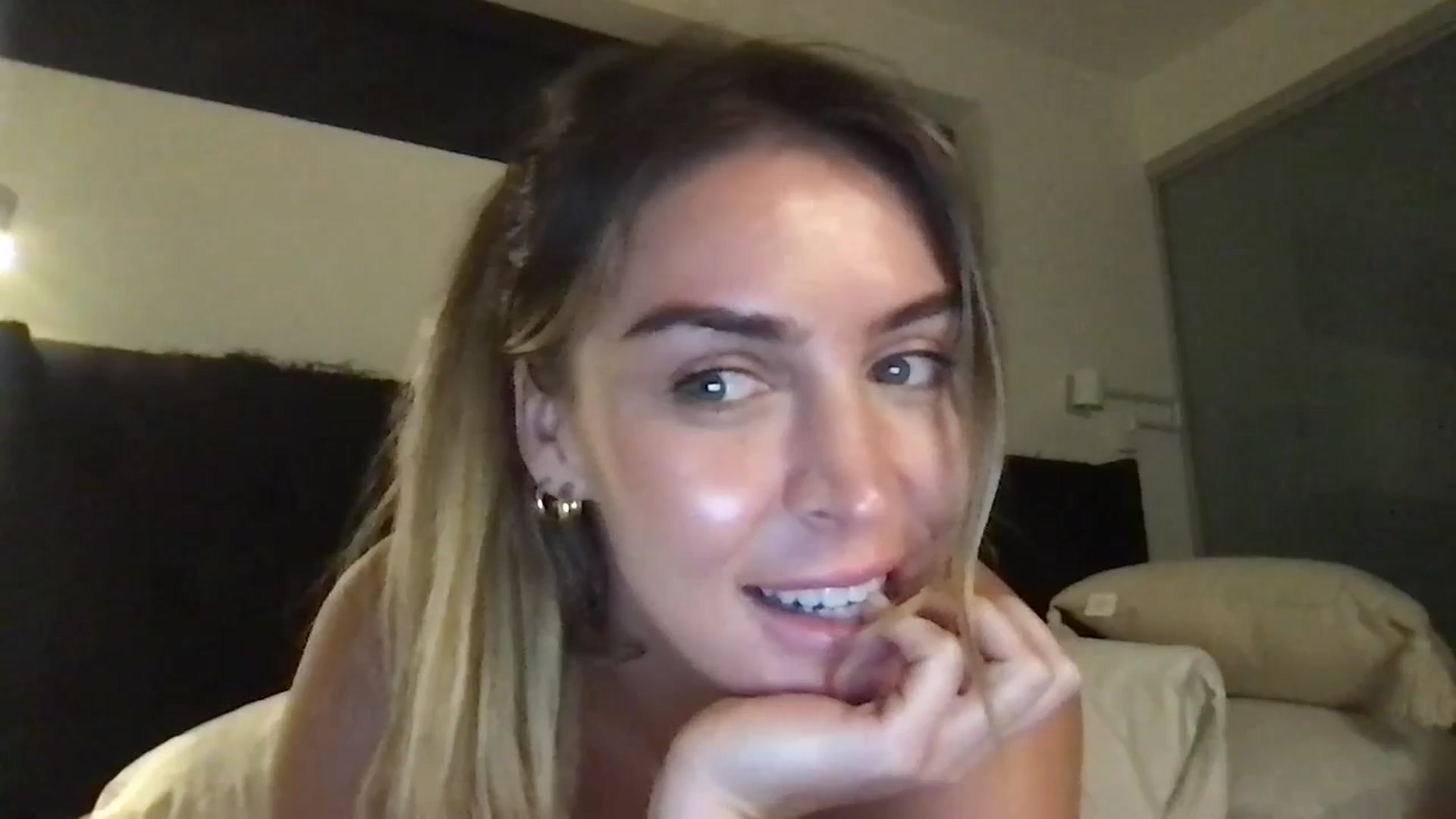 Gallery image thumbnail from Valerie_x0's myfreecams stream on, 09/20/2024, 22:09 image 20 of 20