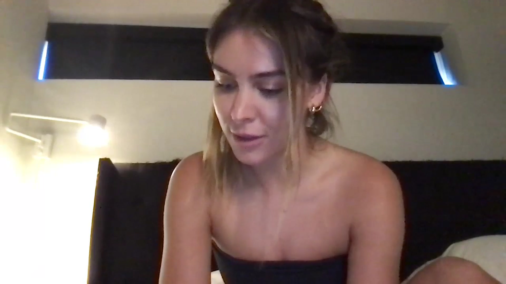 Gallery image thumbnail from Valerie_x0's myfreecams stream on, 09/20/2024, 22:09 image 7 of 20