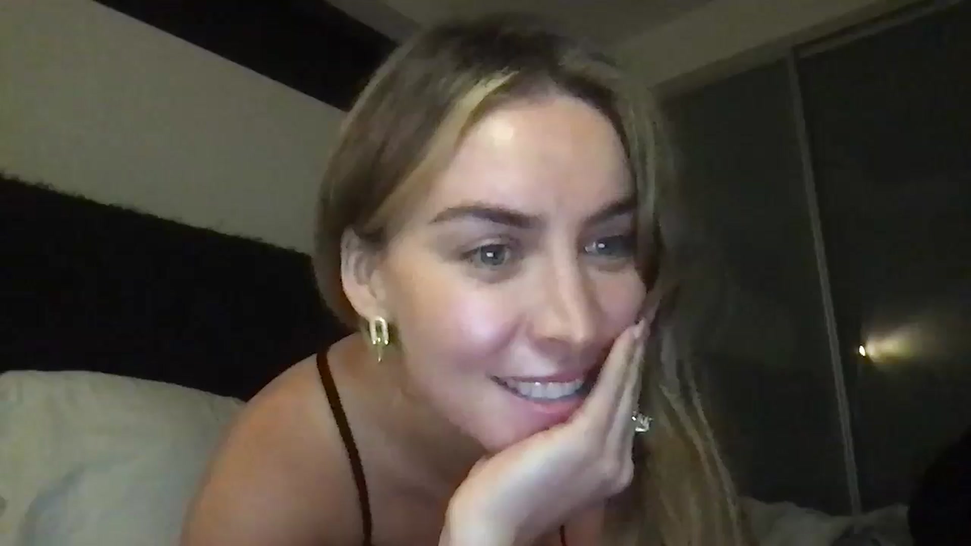 Gallery image thumbnail from Valerie_x0's myfreecams stream on, 02/17/2025, 23:31 image 6 of 20
