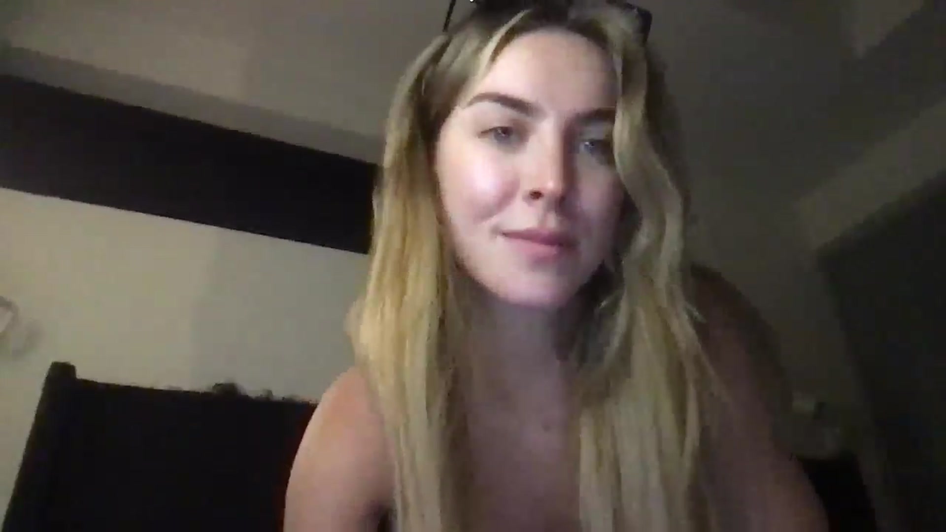 Gallery image thumbnail from Valerie_x0's myfreecams stream on, 02/17/2025, 23:31 image 16 of 20