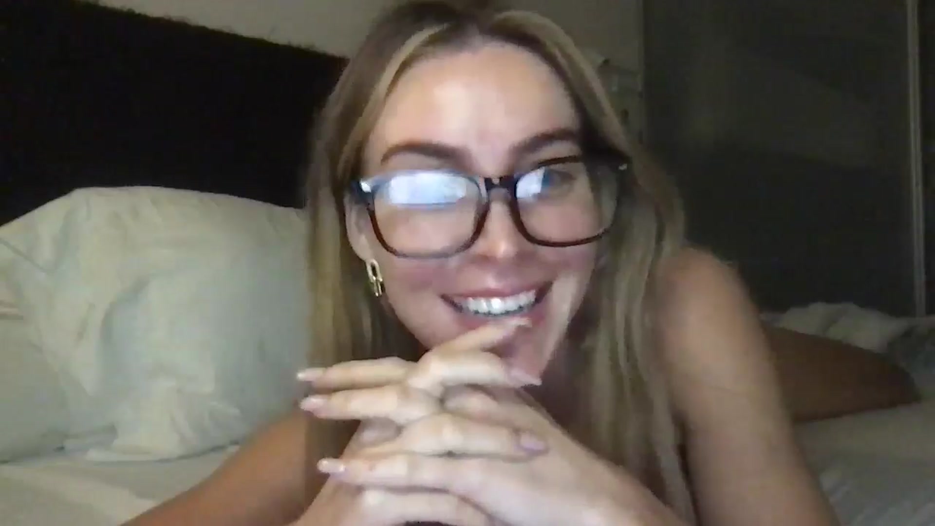 Gallery image thumbnail from Valerie_x0's myfreecams stream on, 02/17/2025, 23:31 image 3 of 20