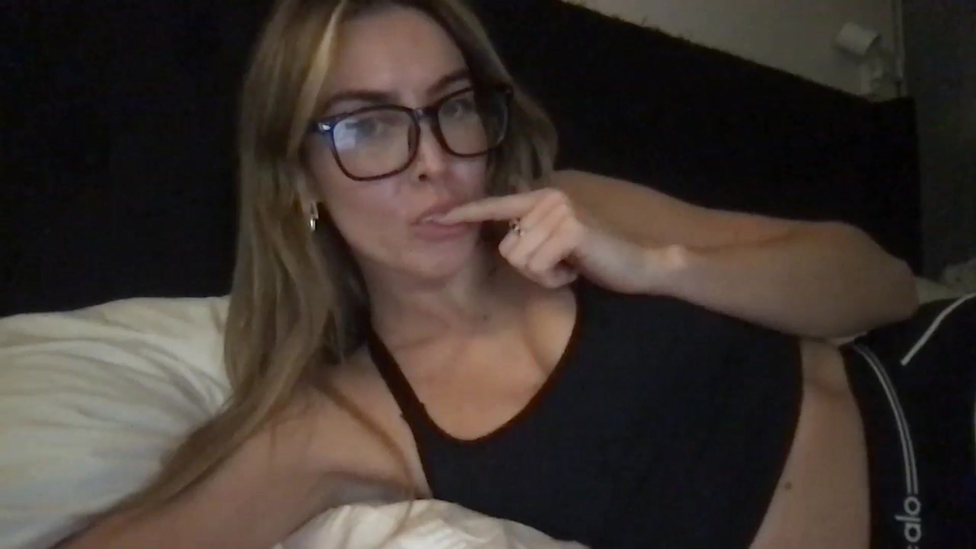 Gallery image thumbnail from Valerie_x0's myfreecams stream on, 02/18/2025, 02:12 image 20 of 20