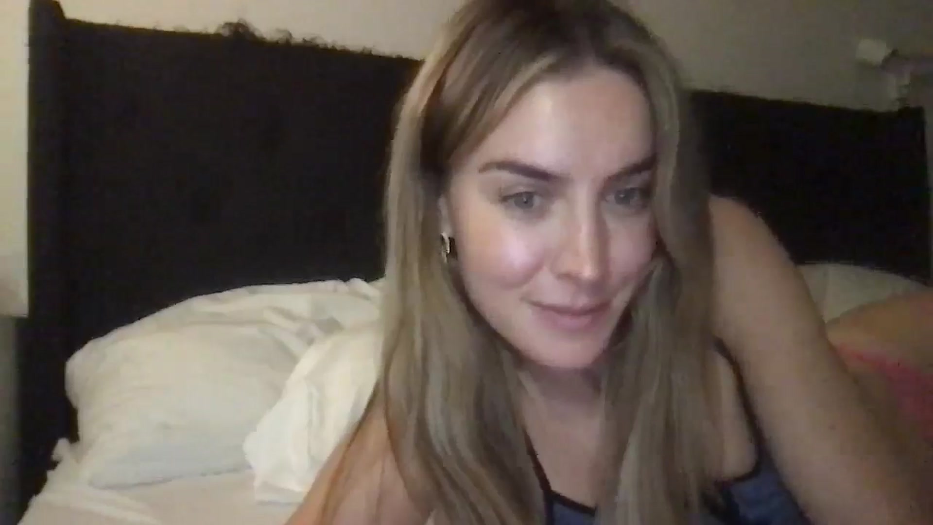 Gallery image thumbnail from Valerie_x0's myfreecams stream on, 02/18/2025, 02:12 image 7 of 20