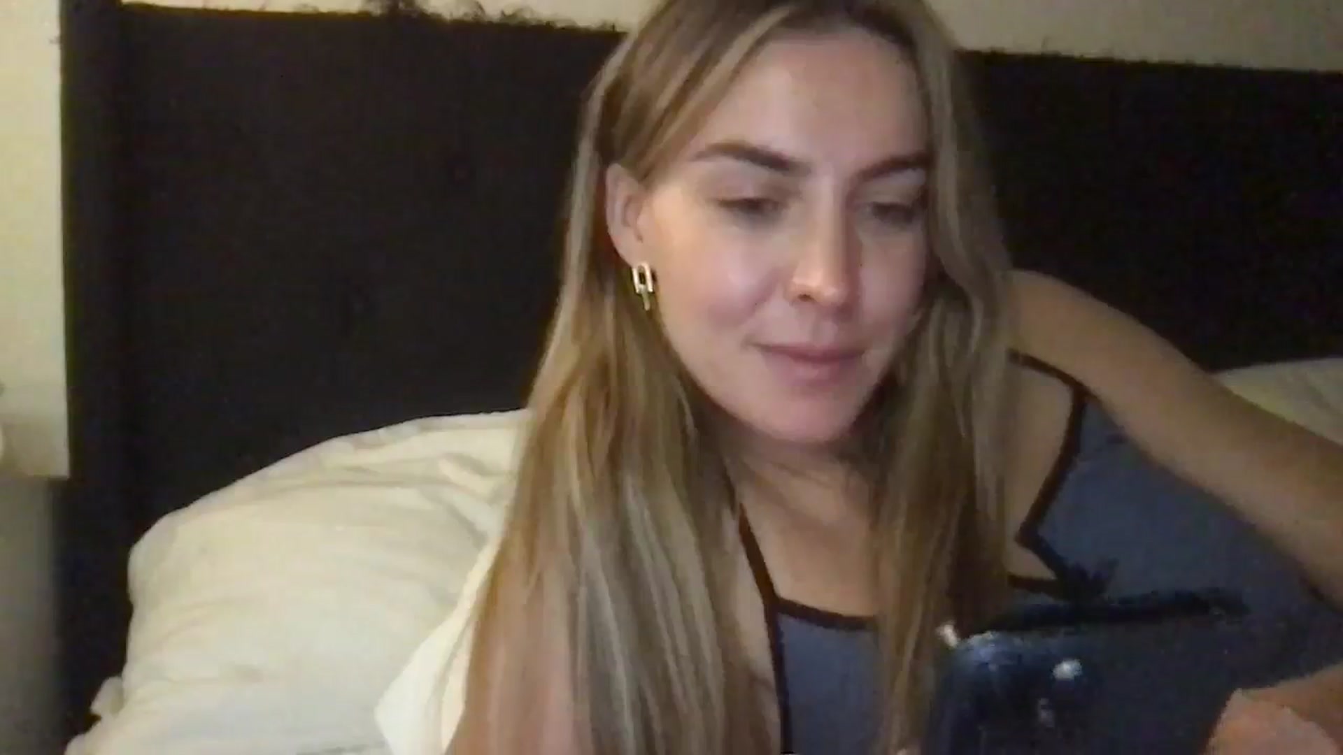 Gallery image thumbnail from Valerie_x0's myfreecams stream on, 02/18/2025, 02:12 image 4 of 20