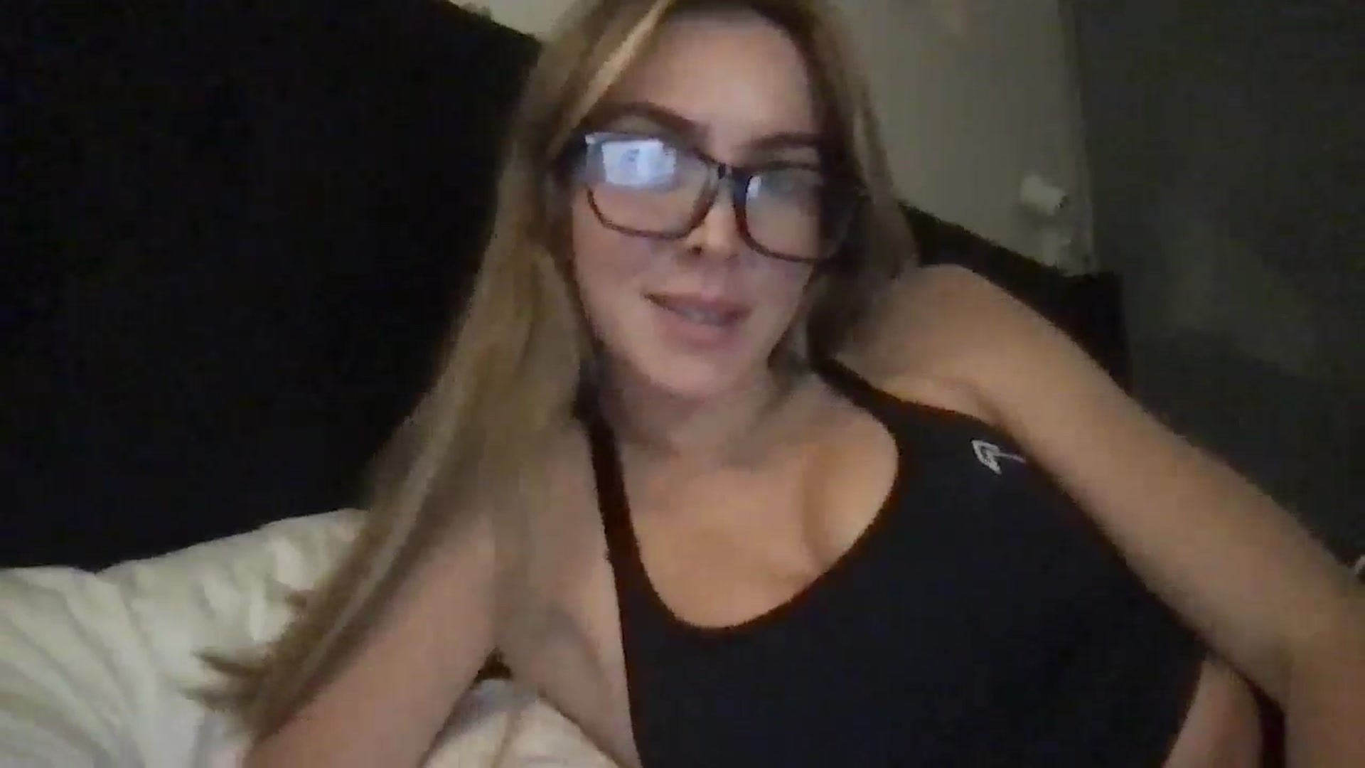 Gallery image thumbnail from Valerie_x0's myfreecams stream on, 02/18/2025, 02:12 image 19 of 20