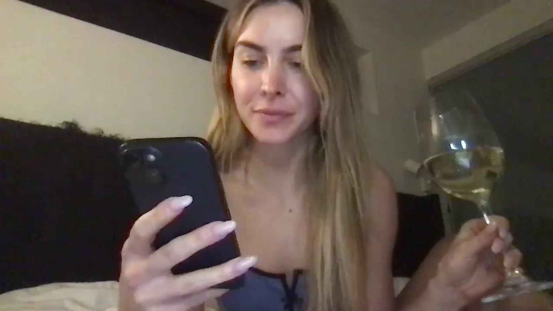 Gallery image thumbnail from Valerie_x0's myfreecams stream on, 02/18/2025, 02:12 image 8 of 20