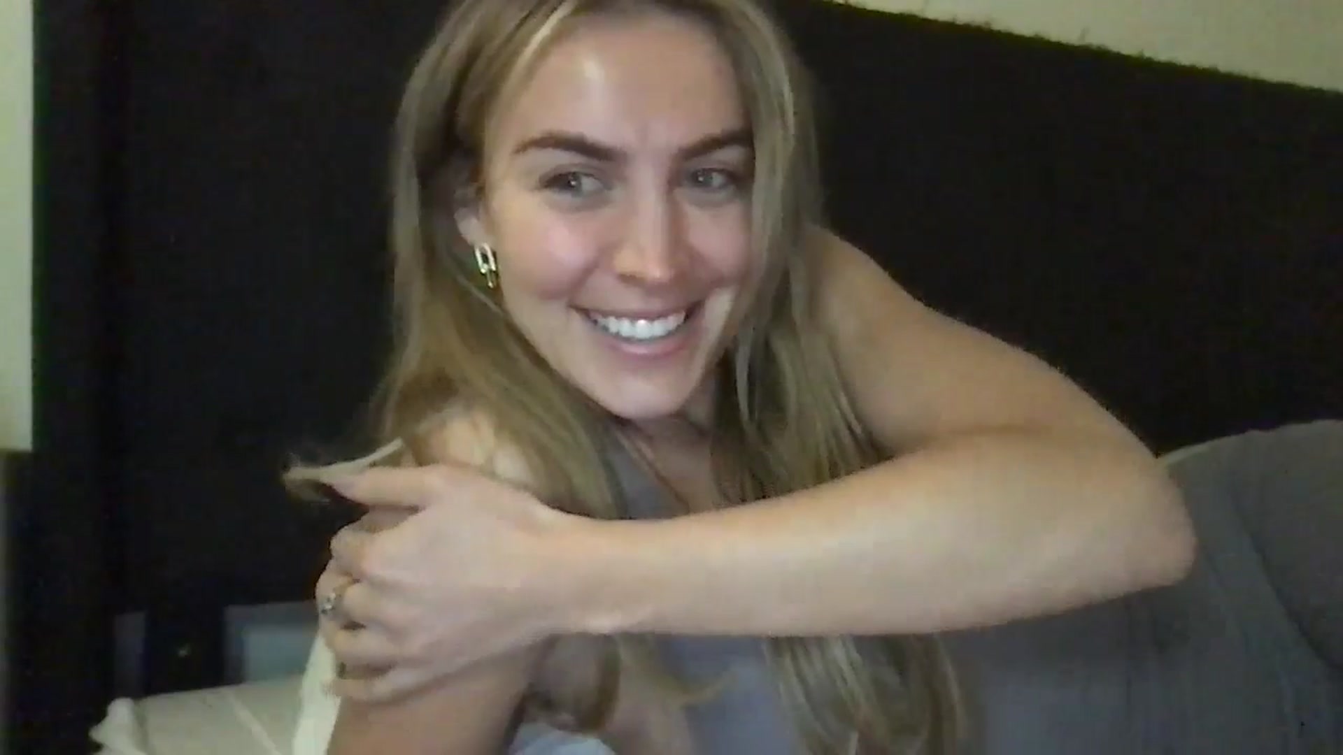 Gallery image thumbnail from Valerie_x0's myfreecams stream on, 02/19/2025, 23:07 image 3 of 20