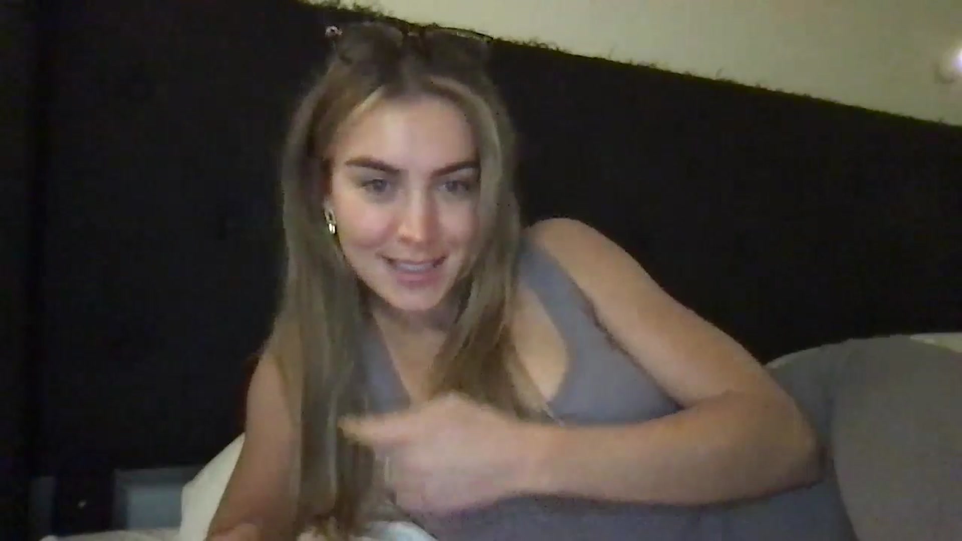 Gallery image thumbnail from Valerie_x0's myfreecams stream on, 02/19/2025, 23:07 image 4 of 20
