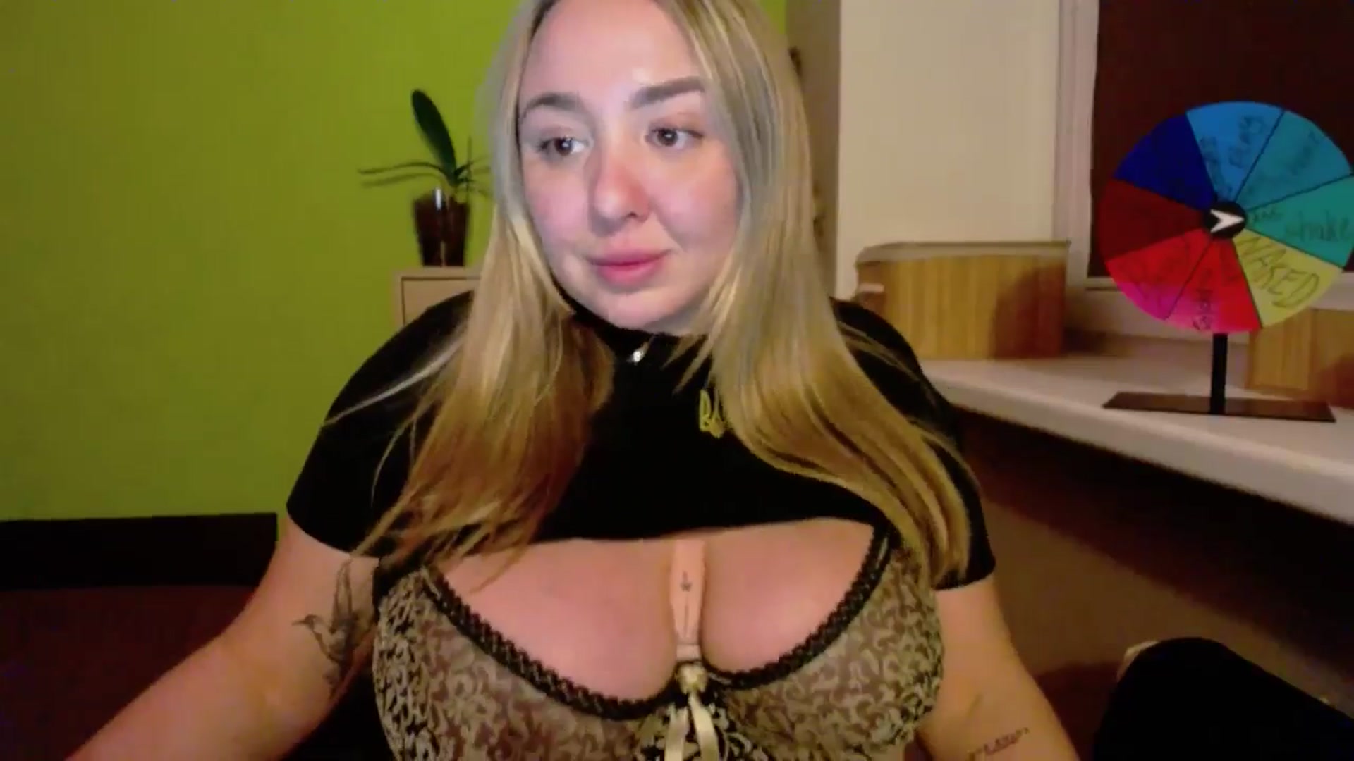 Gallery image thumbnail from Valeriya4353's myfreecams stream on, 02/21/2025, 19:08 image 15 of 20