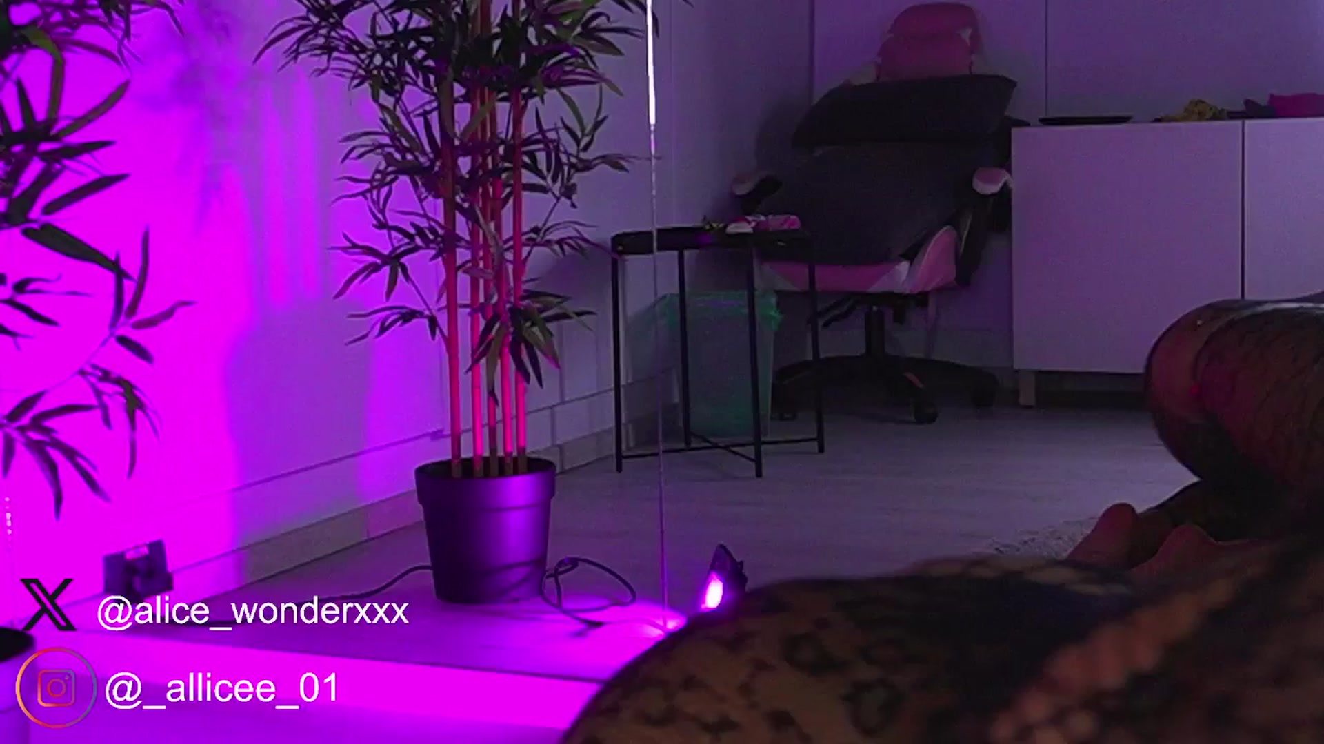 Gallery image thumbnail from VanesaSimon's myfreecams stream on, 03/27/2025, 09:57 image 4 of 20