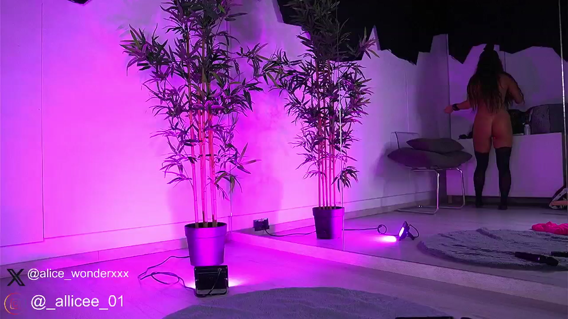 Gallery image thumbnail from VanesaSimon's myfreecams stream on, 04/17/2025, 07:10 image 9 of 20