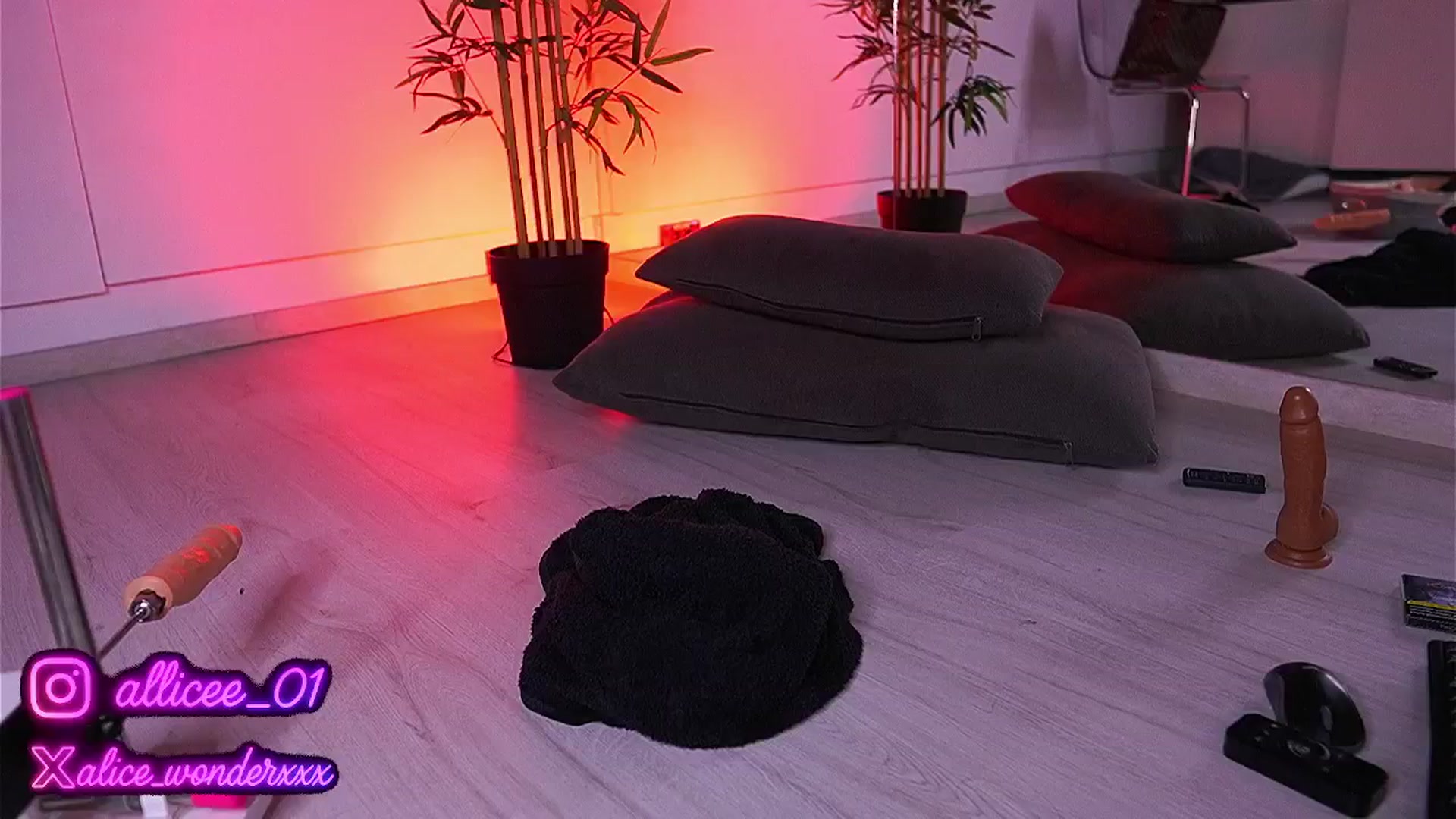 Gallery image thumbnail from VanesaSimon's myfreecams stream on, 04/23/2025, 09:50 image 18 of 20