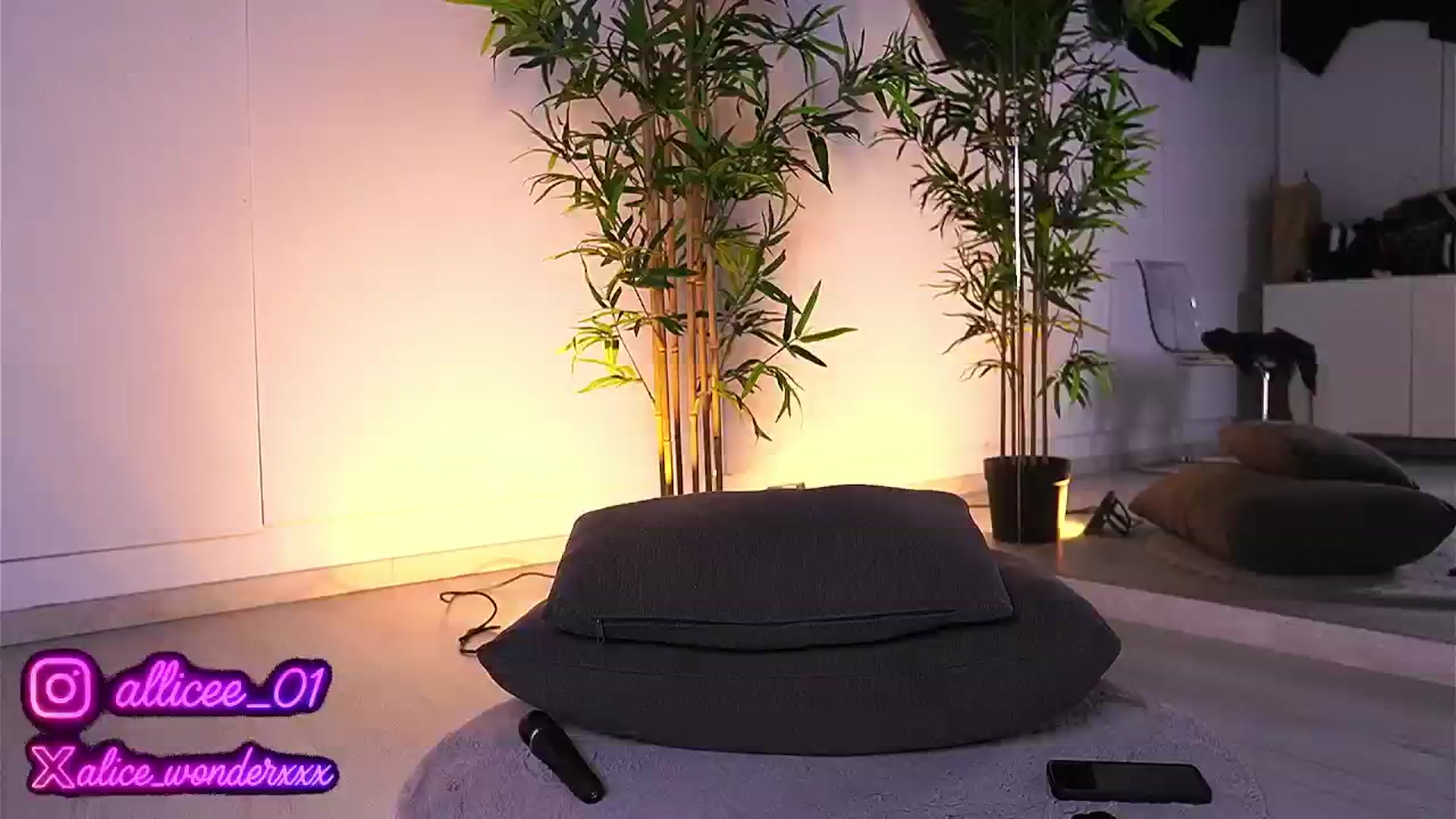 Gallery image thumbnail from VanesaSimon's myfreecams stream on, 04/28/2025, 09:13 image 9 of 20