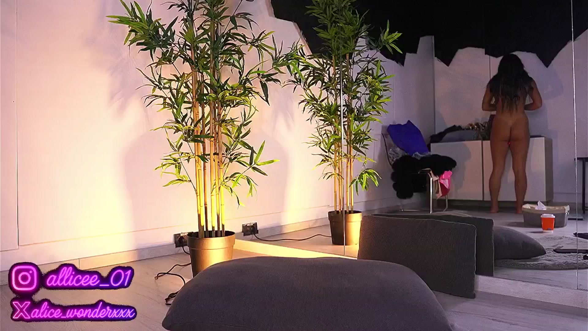 Gallery image thumbnail from VanesaSimon's myfreecams stream on, 04/29/2025, 09:44 image 1 of 20