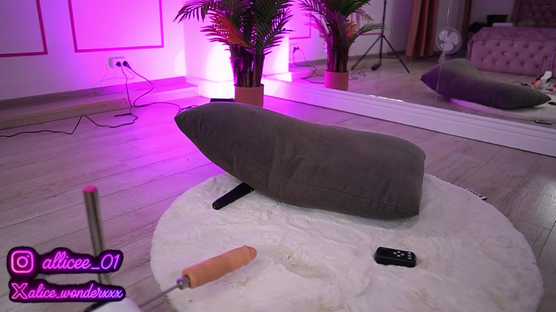 Gallery image thumbnail from VanesaSimon's myfreecams stream on, 05/06/2025, 10:01 image 12 of 20
