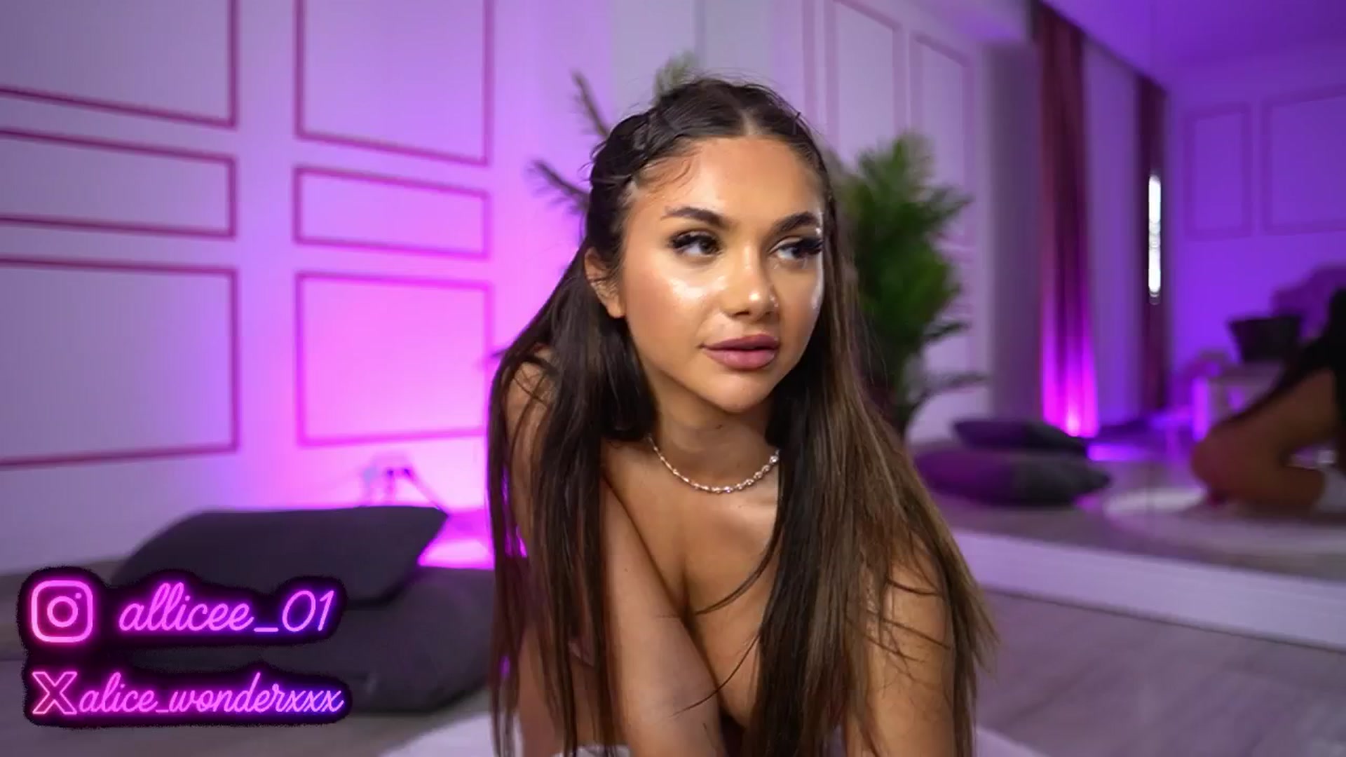 Gallery image thumbnail from VanesaSimon's myfreecams stream on, 05/17/2025, 09:52 image 8 of 20