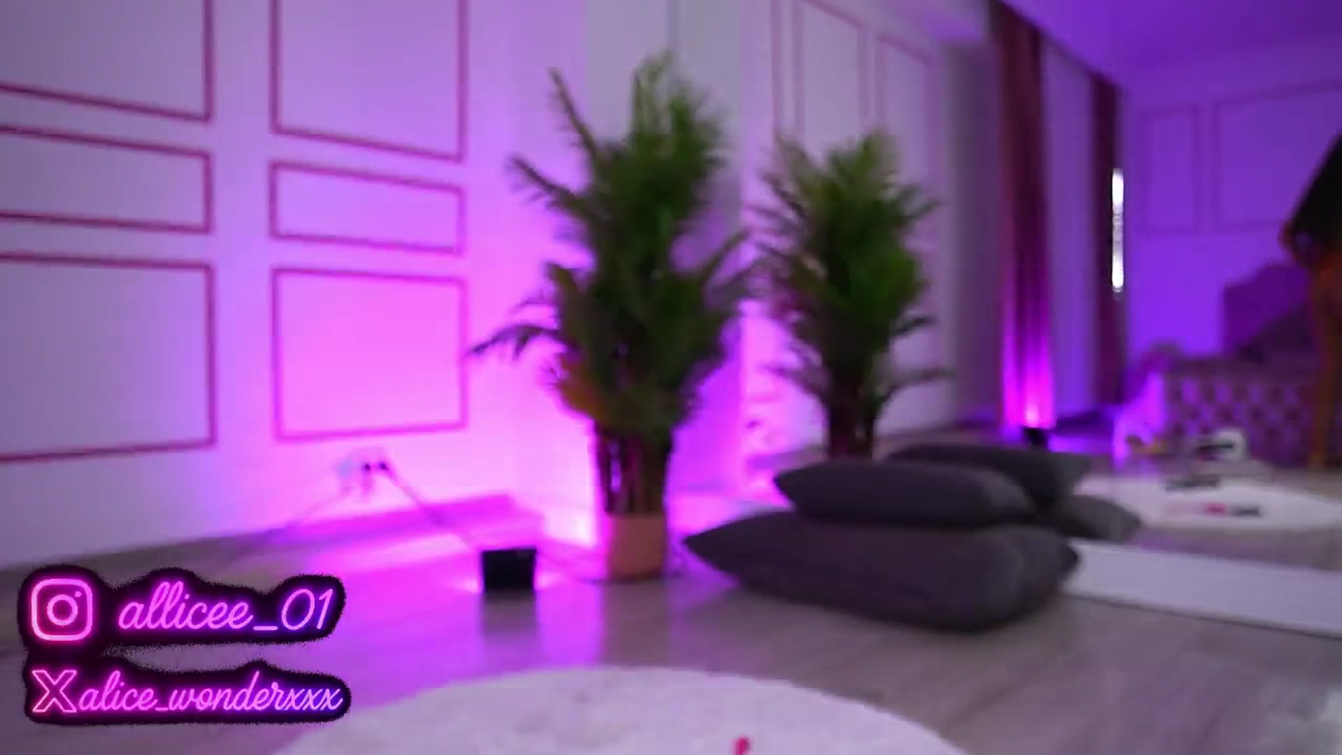 Gallery image thumbnail from VanesaSimon's myfreecams stream on, 05/19/2025, 05:30 image 13 of 20